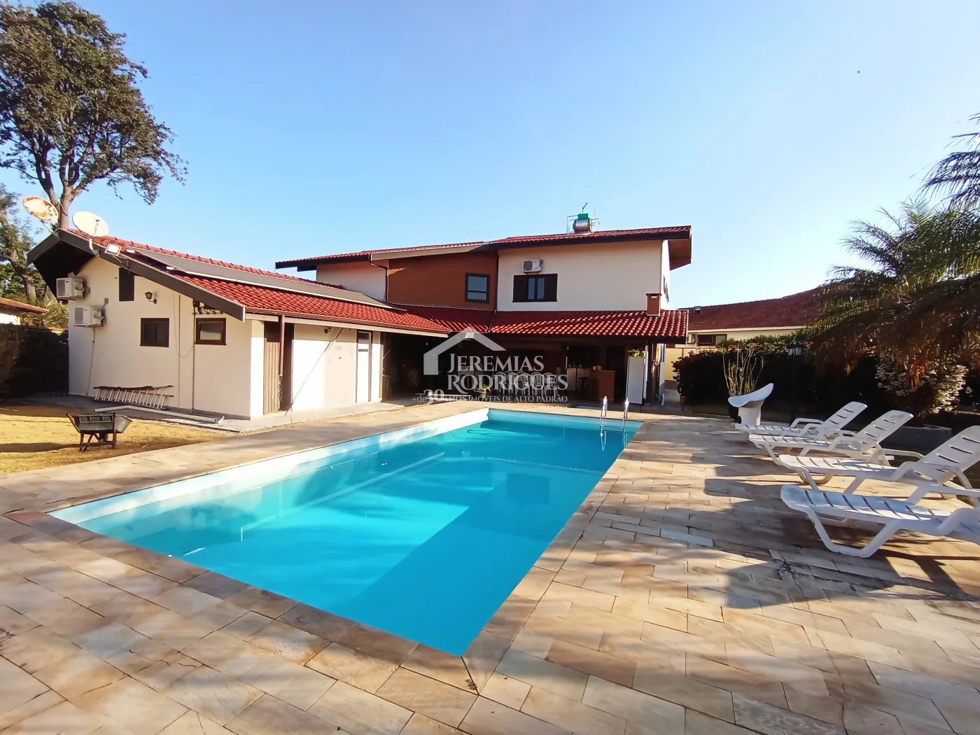 Casa à venda com 4 dormitórios no Condomínio Village Paineiras em Pindamonhangaba/SP.