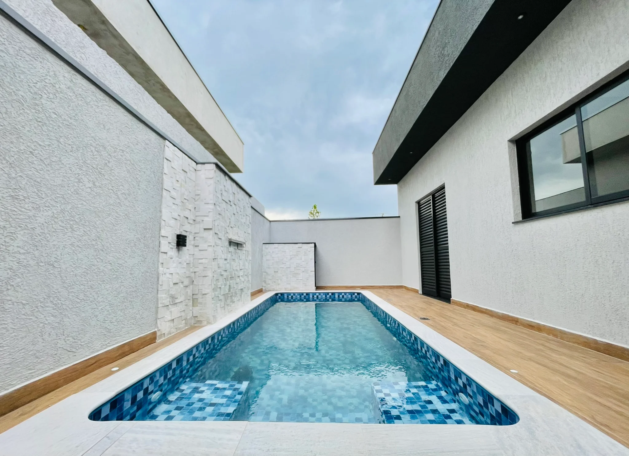 Casa à venda com 3 suítes no Condomínio Ouro Ville em Taubaté/SP. 