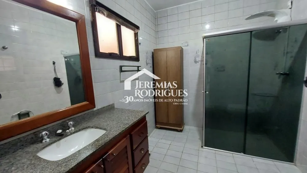 Casa térrea com 5 dorm - Condomínio Village Paineiras.