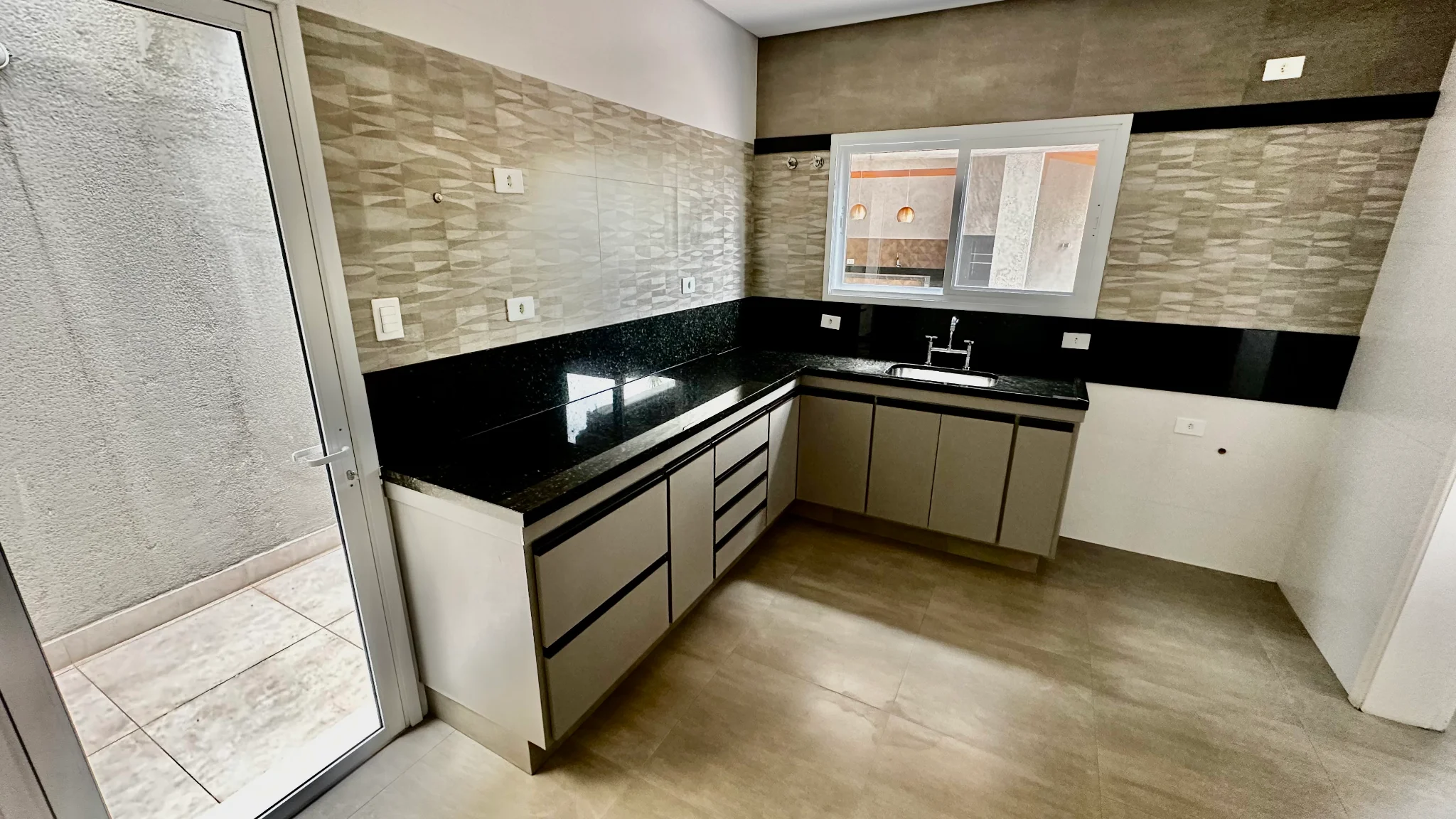 Casa para locação com 4 dormitórios no Campos do Conde II em Tremembé/SP. 