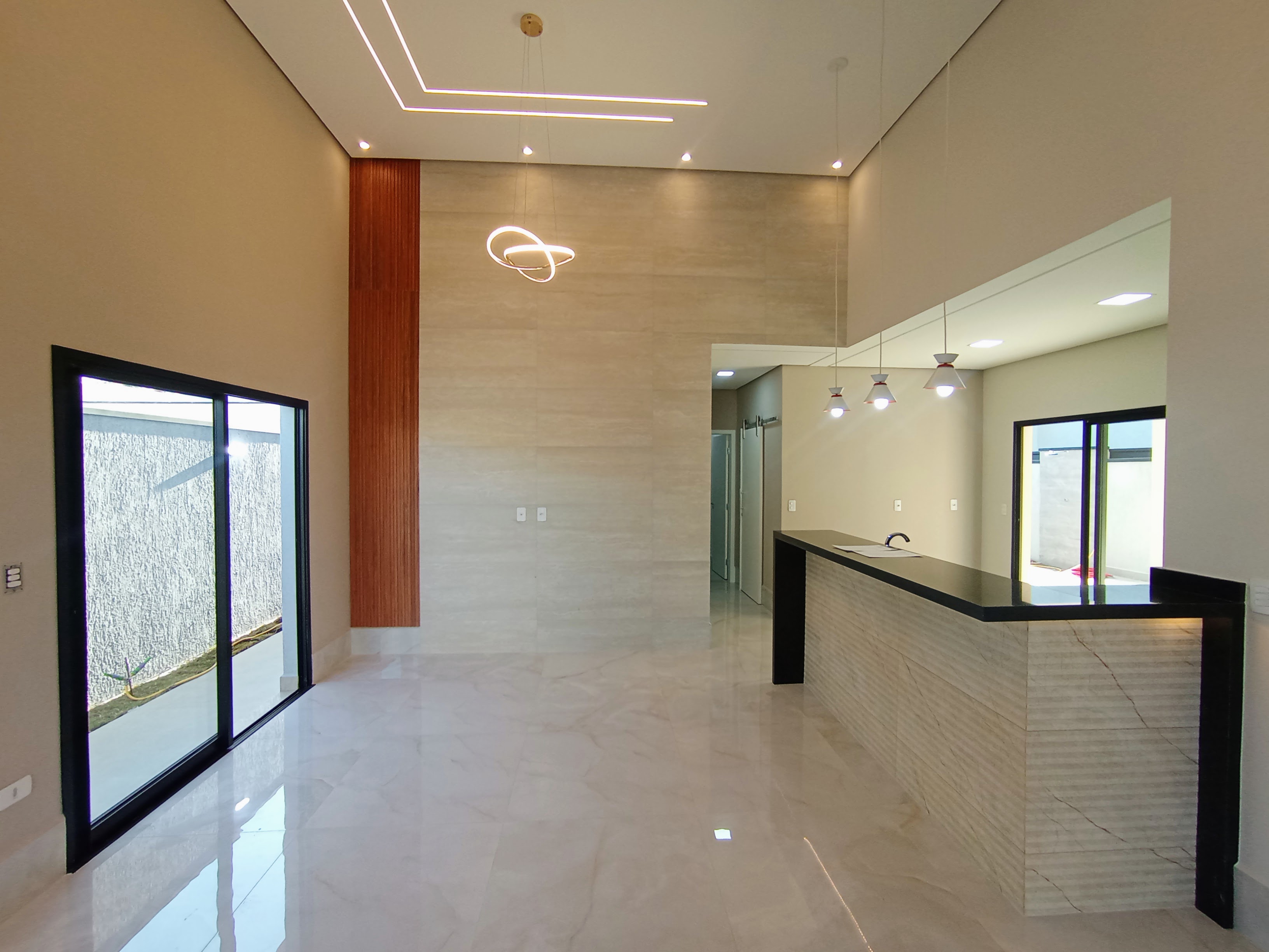 Casa à venda com 3 dormitórios no Condomínio Ouro Ville em Taubaté/SP.