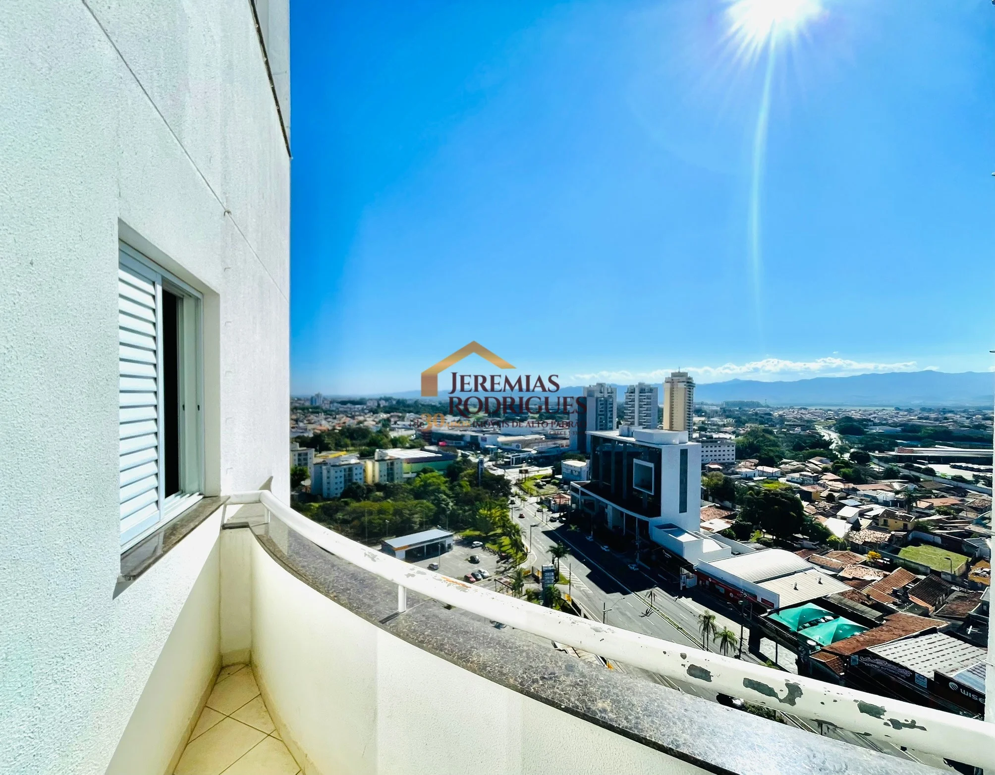 Cobertura Duplex semimobiliada para locação no Edifício Village Towers em Taubaté/SP.