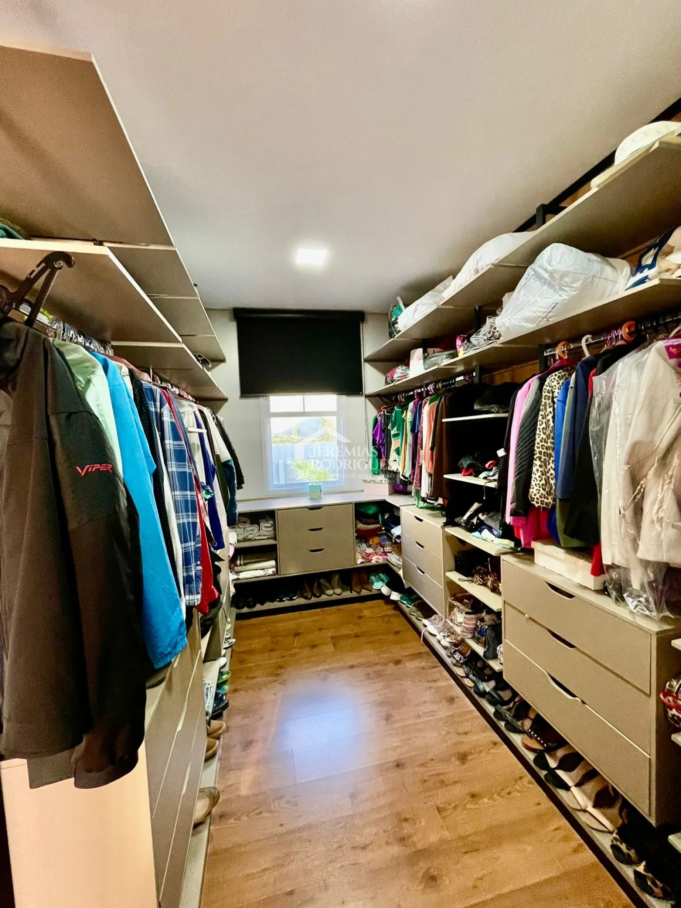 Casa à venda com 3 dormitórios no Condomínio Village da Serra em Tremembé/SP.