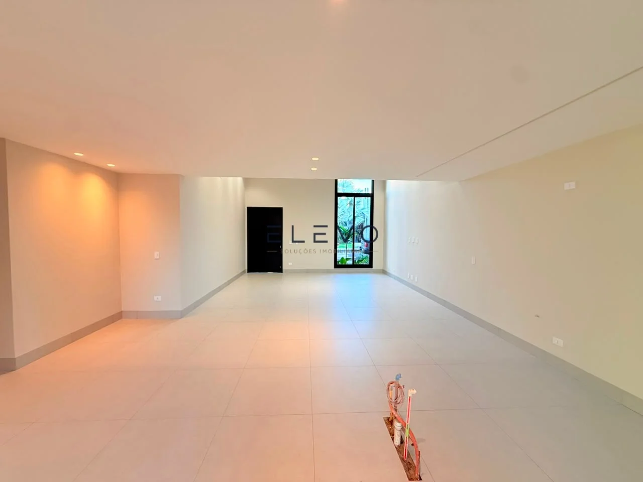 Casa Térrea à Venda no Condomínio Ouro Verde | 3 Suítes, Piscina e 237 m² em Sarandi-PR