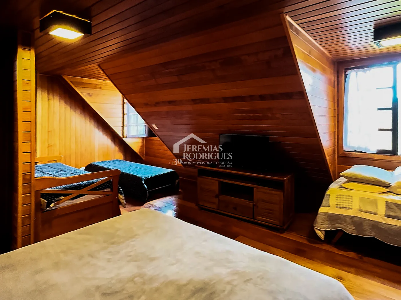 Casa à venda com 5 dormitórios no Condomínio Residencial Gran Ville em Campos do Jordão/SP.