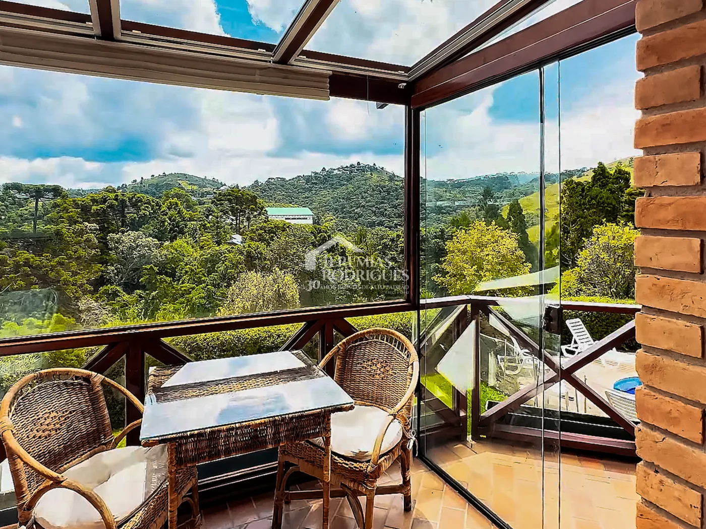 Casa à venda com 5 dormitórios no Condomínio Residencial Gran Ville em Campos do Jordão/SP.