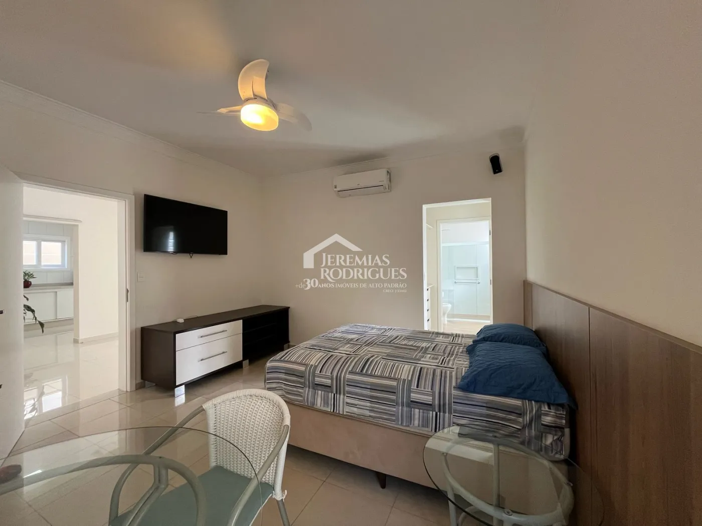 Casa à venda com 4 suítes no Condomínio Taubaté Village em Taubaté/SP.