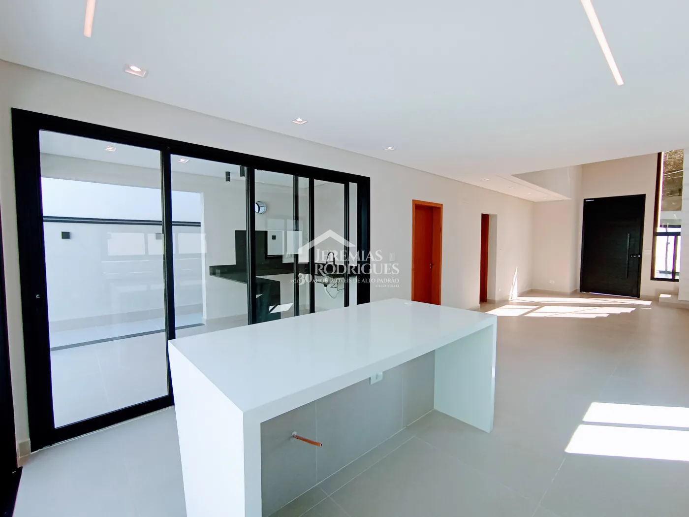 Casa à venda com 3 dormitórios no Condomínio Malibu em Caçapava/SP.