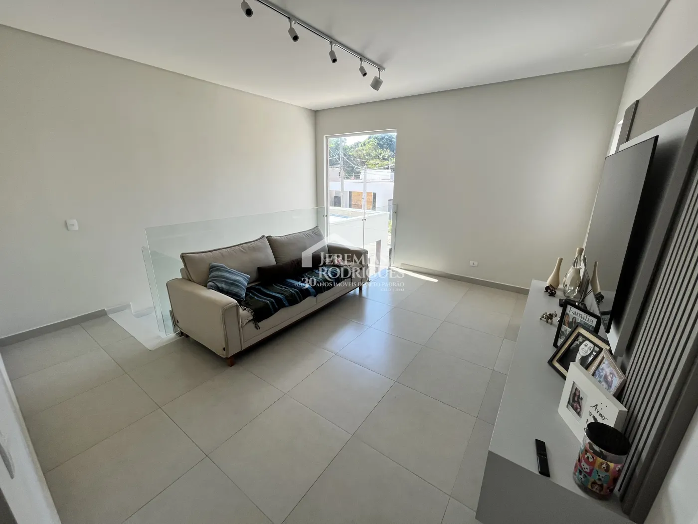 Casa assobradada à venda com 3 suítes no Condomínio Morada do Visconde em Tremembé /SP.