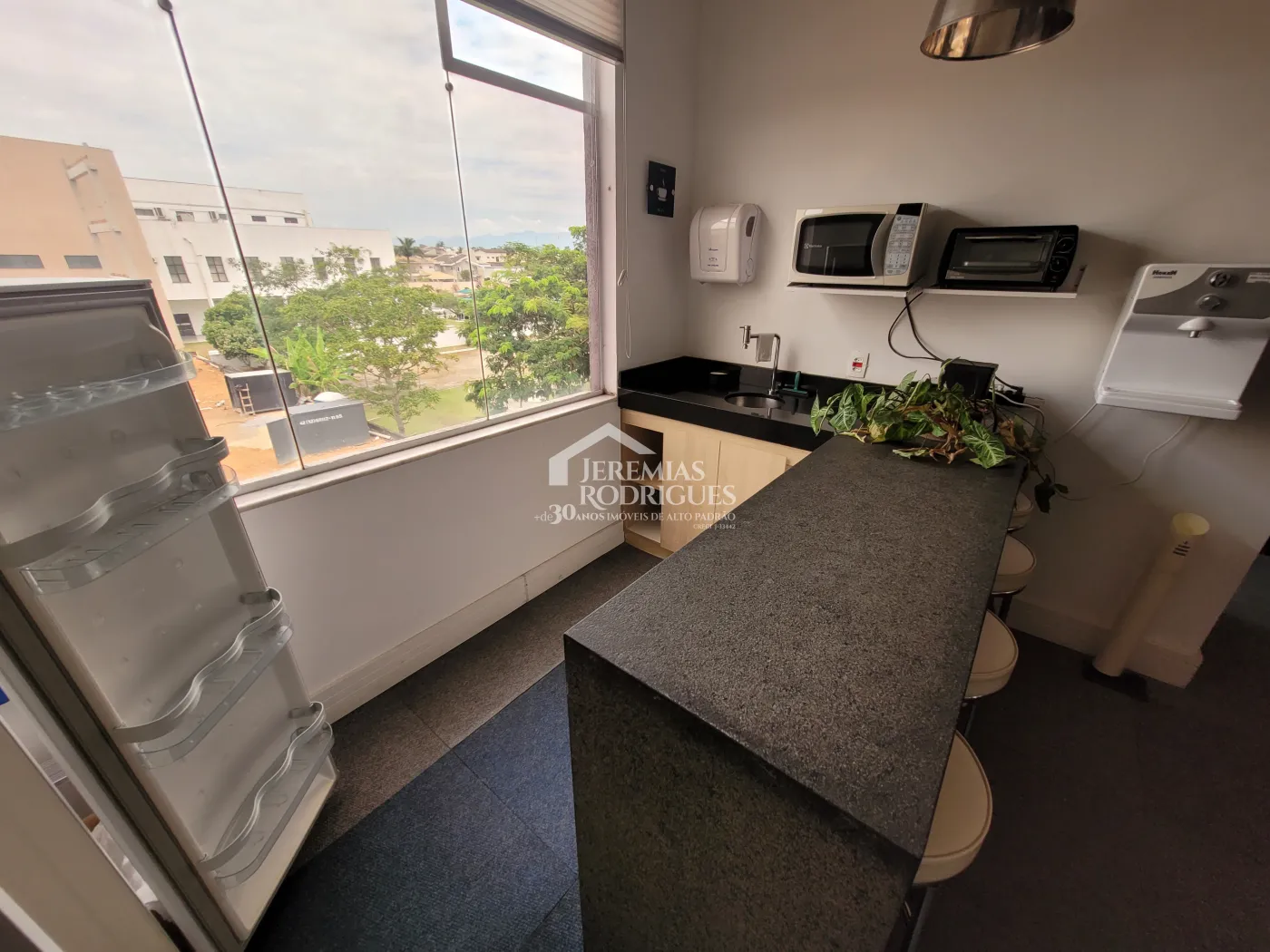 Três salas comerciais com 300 m² no Edifício Village Coworking em Pindamonhangaba/SP.