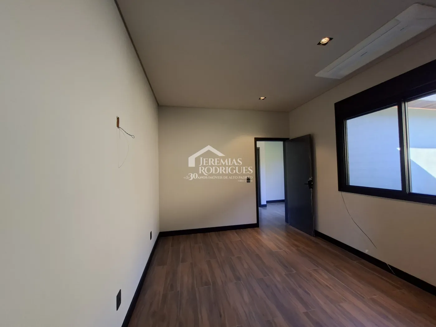 Casa à venda com 4 dormitórios, no Condomínio Parque da Mantiqueira em Santo Antônio do Pinhal/SP.