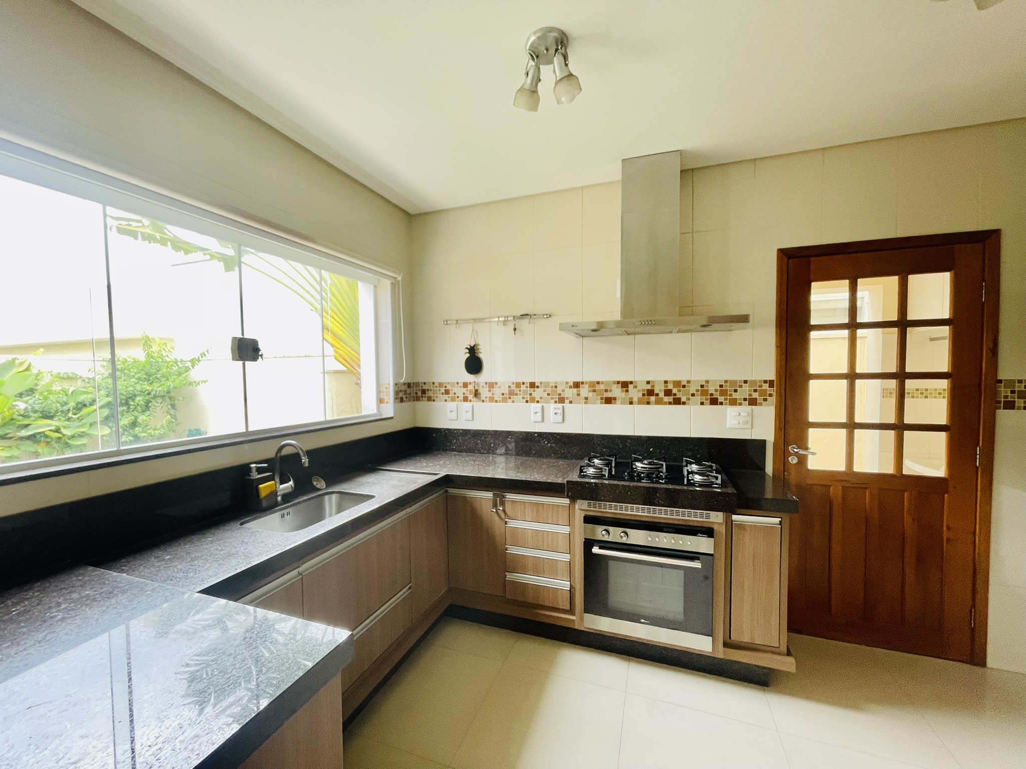 Casa para locação com 4 dormitórios no Condomínio Campos do Conde II em Tremembé/SP.