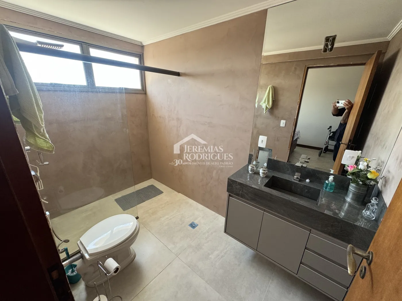 Apartamento à venda com 3 suítes, 276 m² no Edifício Vienna em Pindamonhangaba/SP.