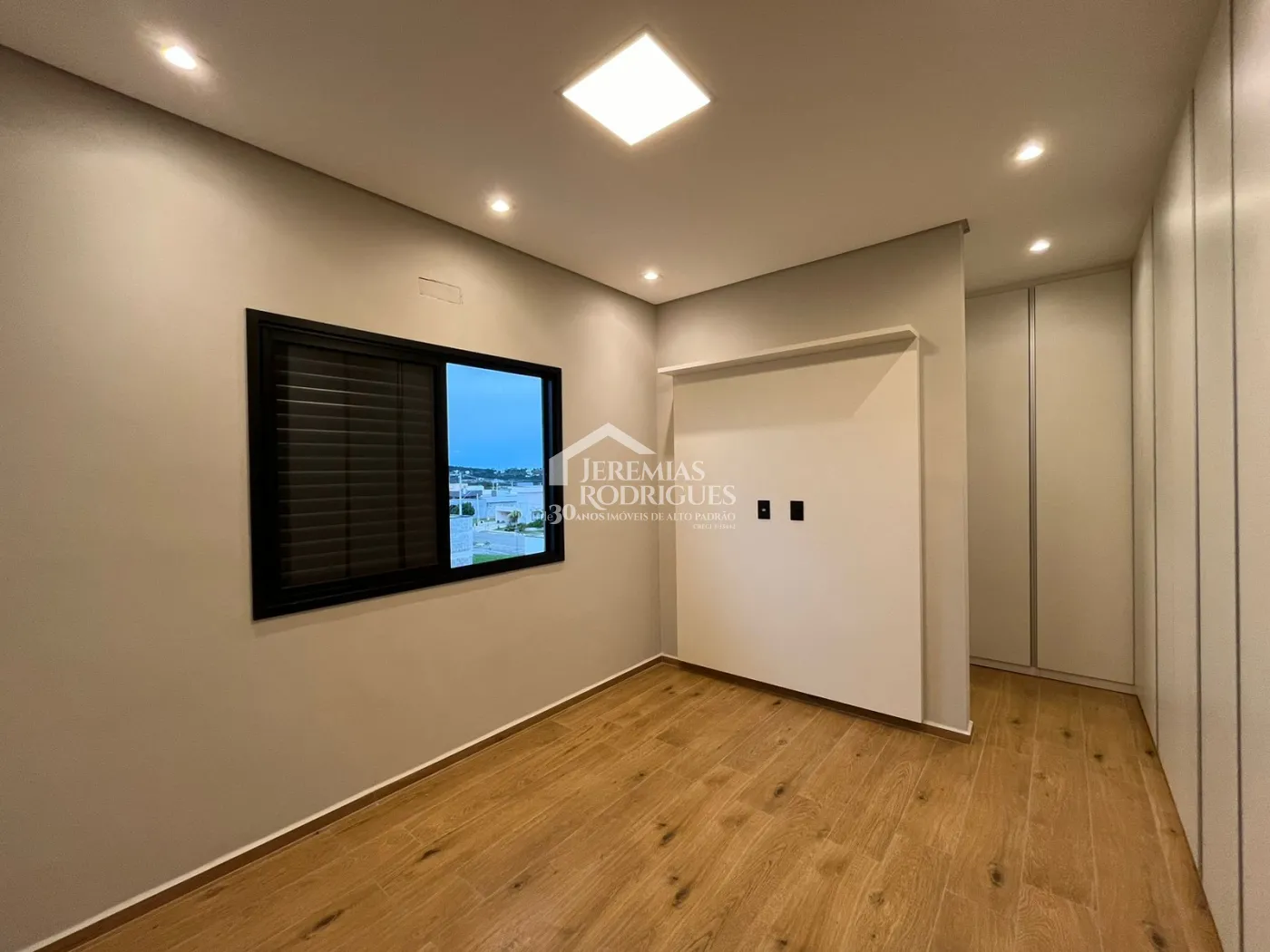 Casa assobradada à venda com 3 suítes no Condomínio Cyrela Landscape em Taubaté/SP.