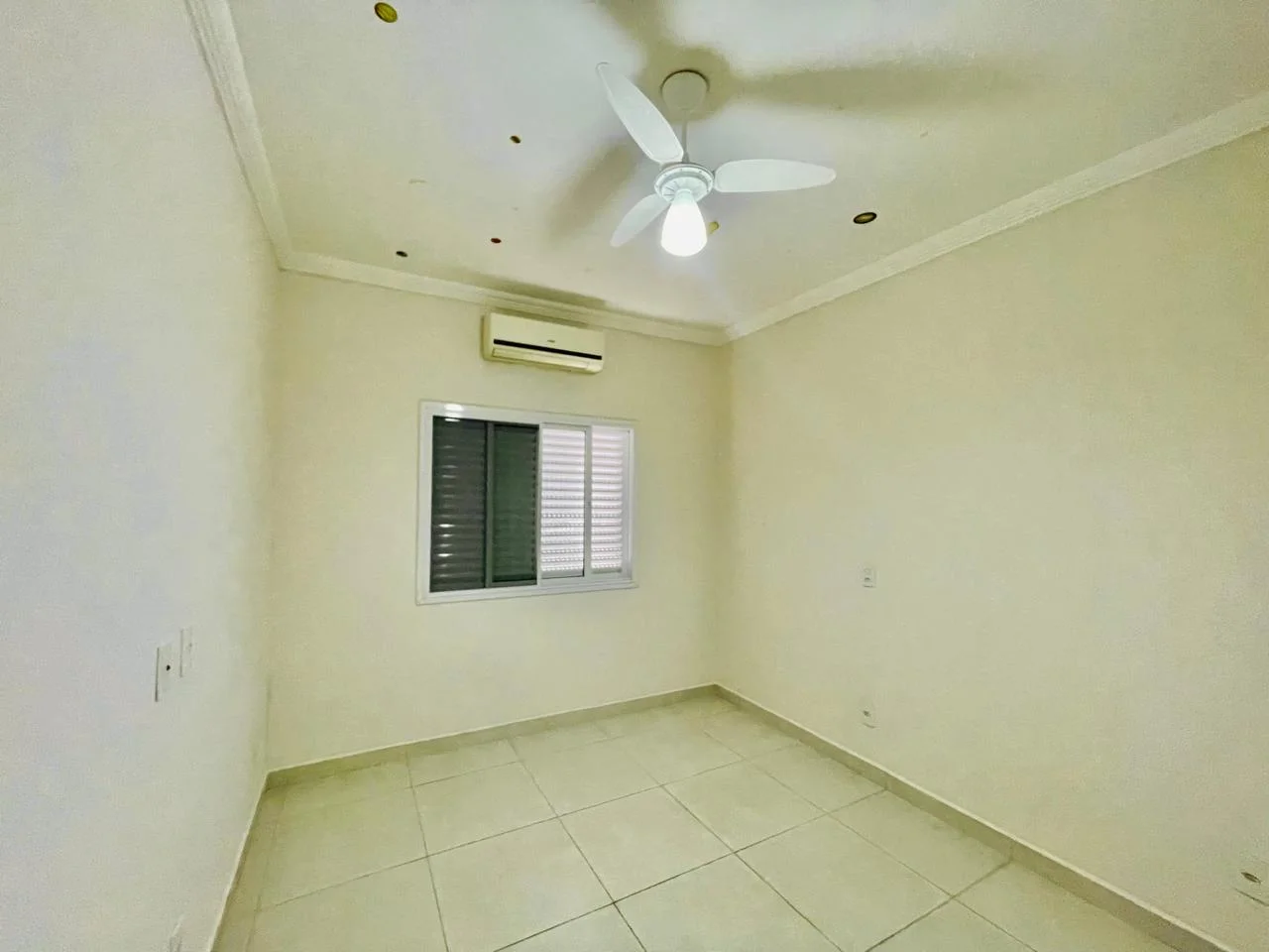Casa para locação e venda no Condomínio Real Ville em Pindamonhangaba/SP.
