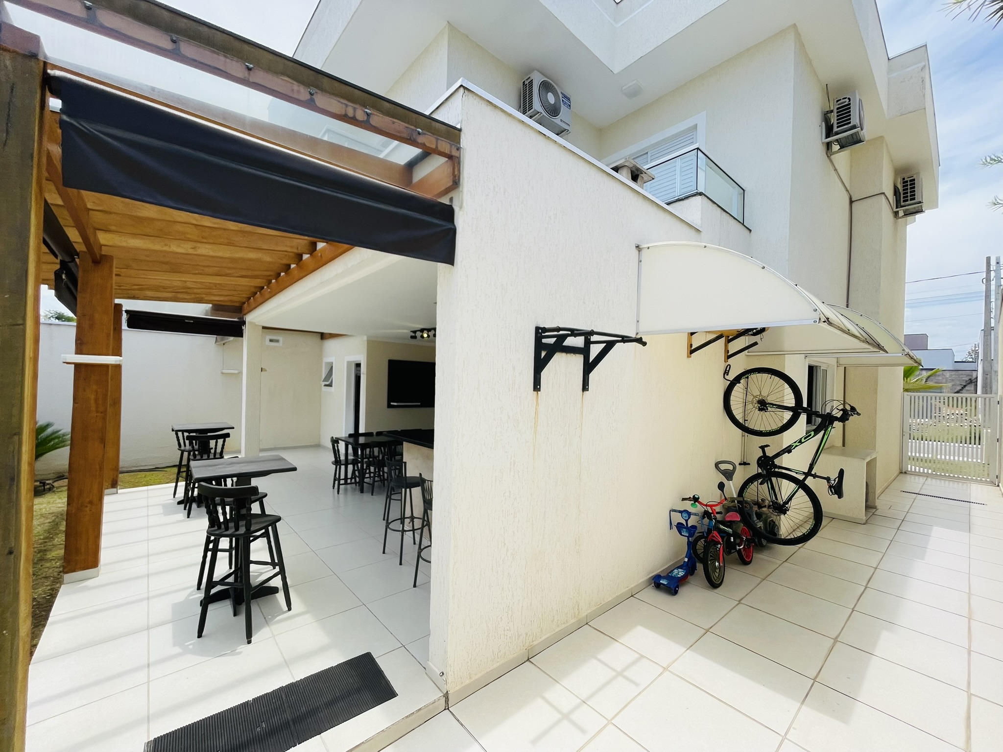 Casa à venda com 3 dormitórios no Condomínio Moema Ville em Pindamonhangaba/SP.