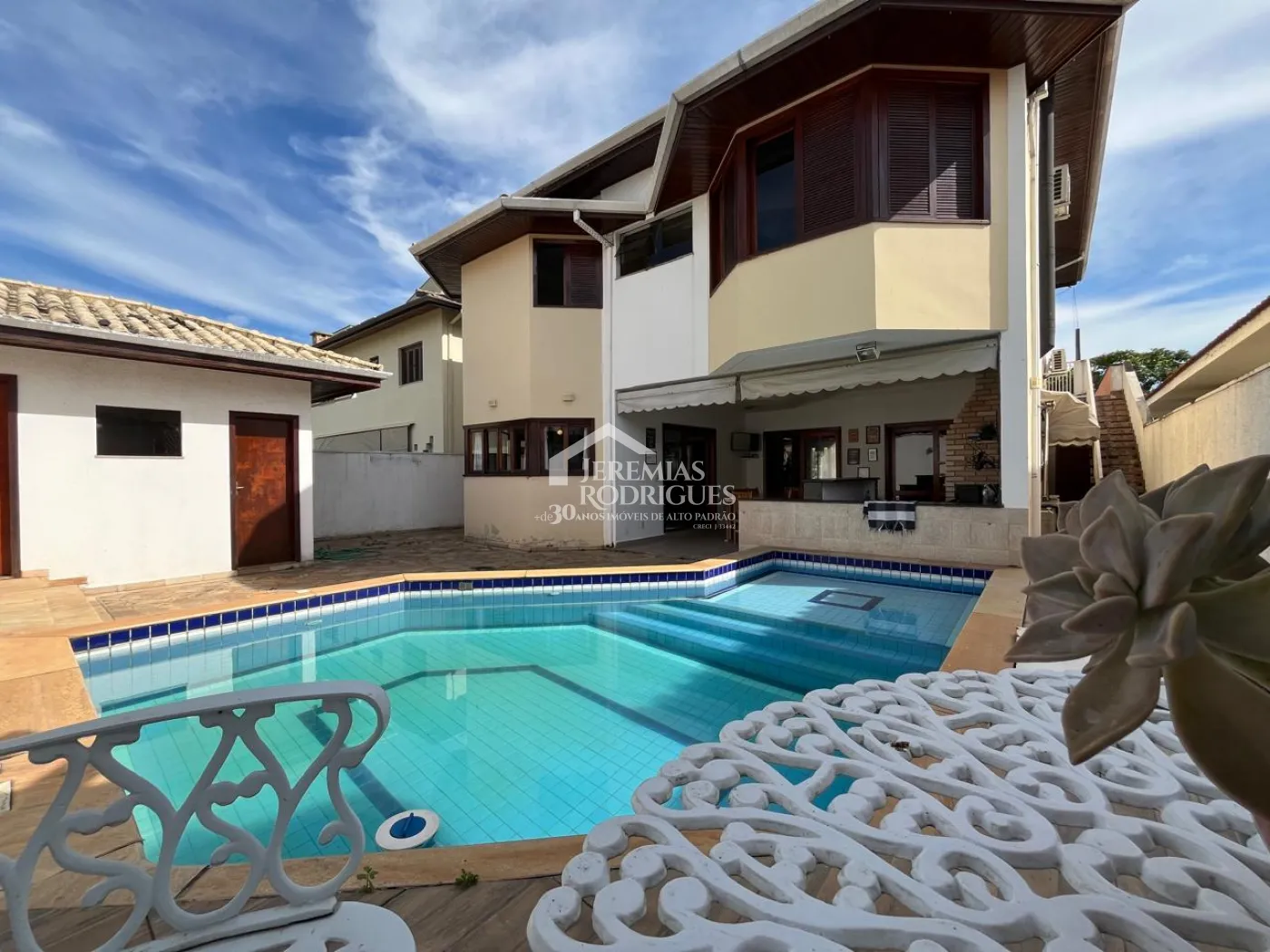 Casa à venda com 4 suítes no Condomínio Taubaté Village em Taubaté/SP.