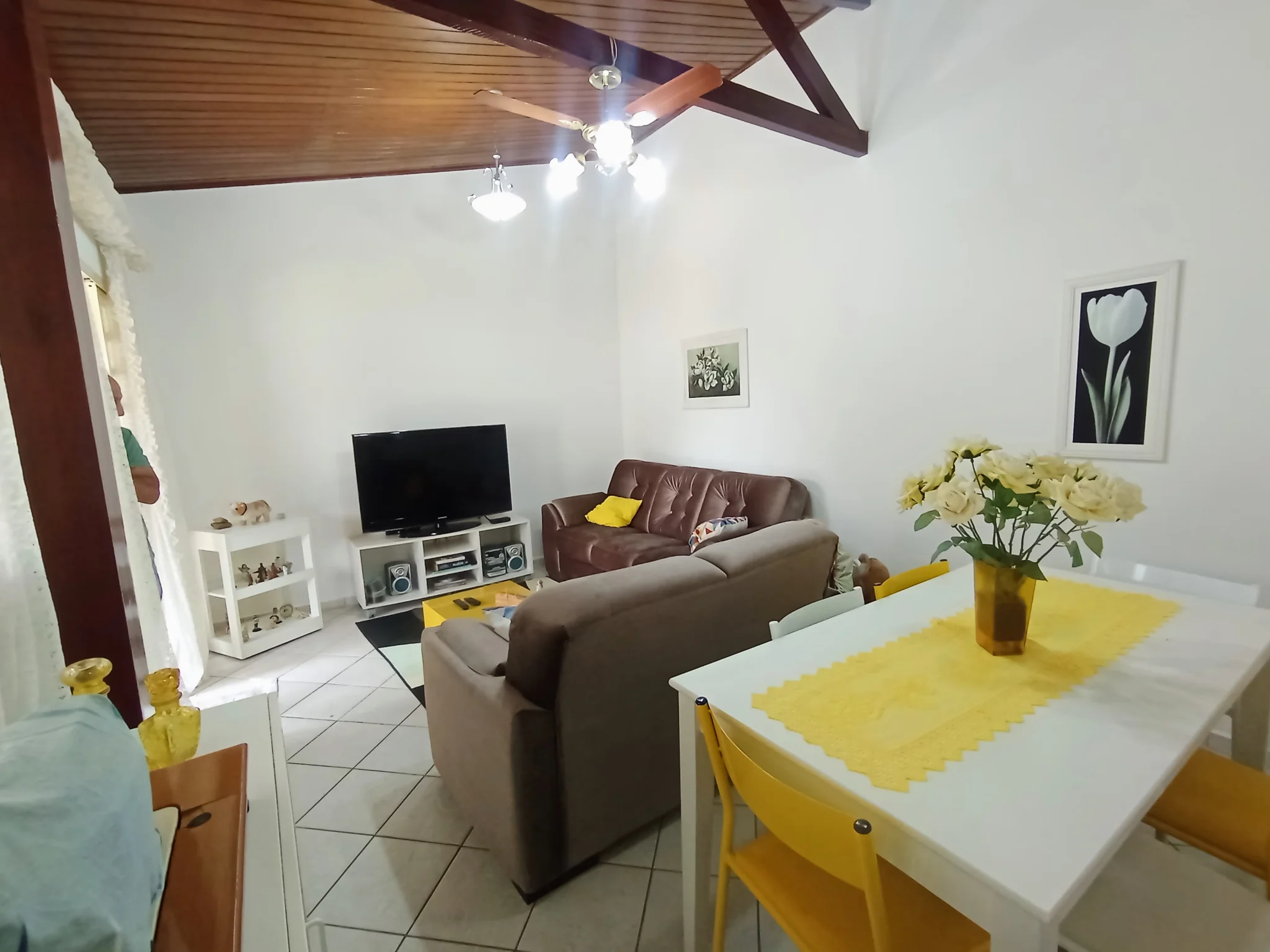 Casa à venda com 4 dormitórios no Residencial Doutor Lessa em Pindamonhangaba/SP. 
