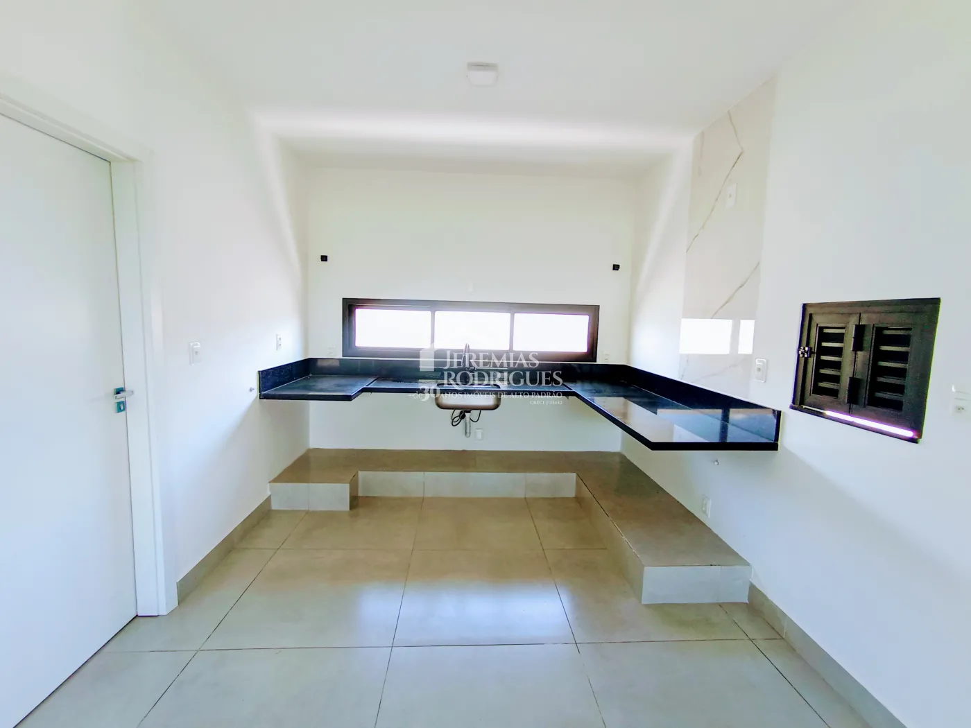 Casa assobradada à venda com 3 suítes no Condomínio Cyrela Landscape em Taubaté/SP.