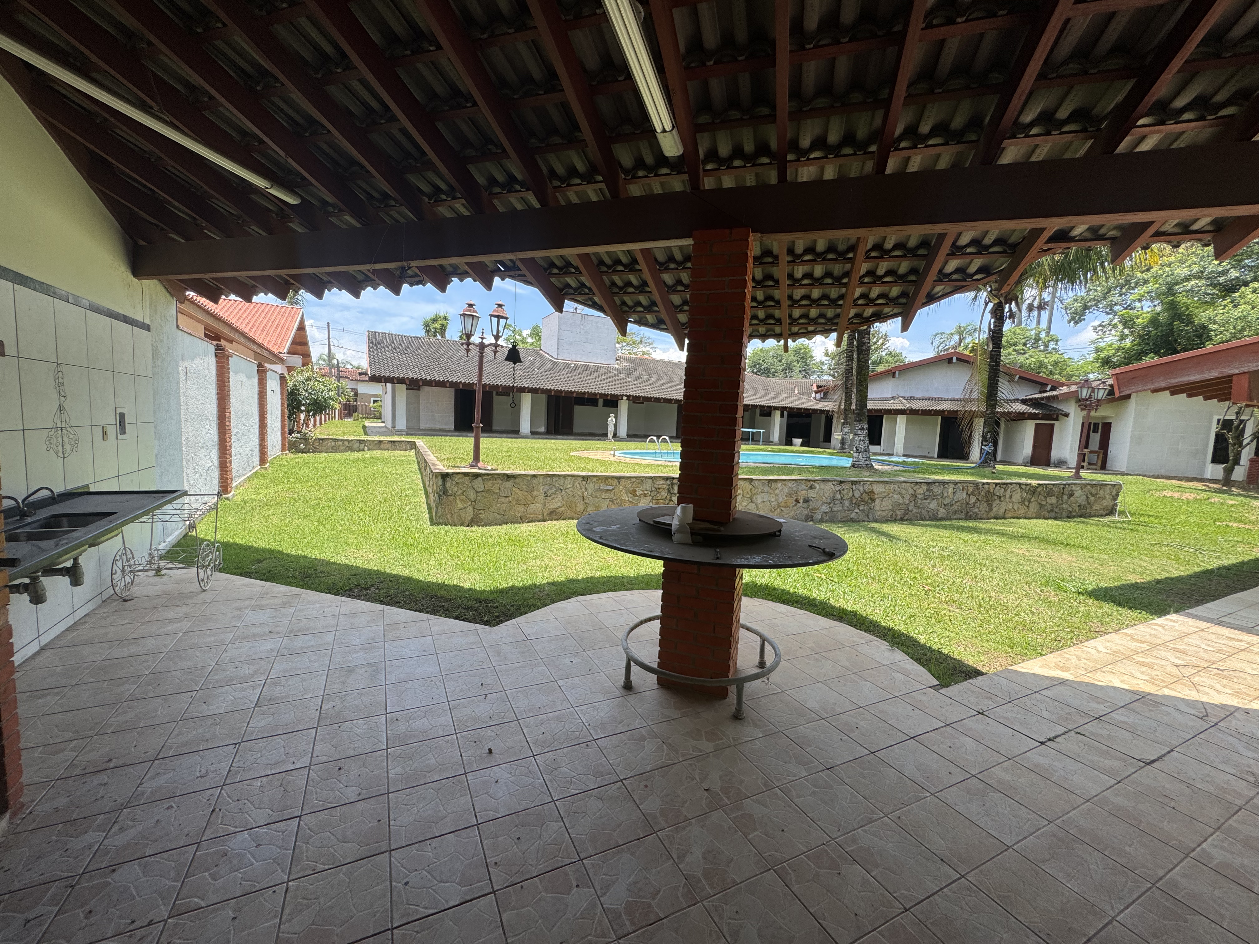 Casa à venda com 5 dormitórios no Condomínio Village Paineiras em Pindamonhangaba/SP.