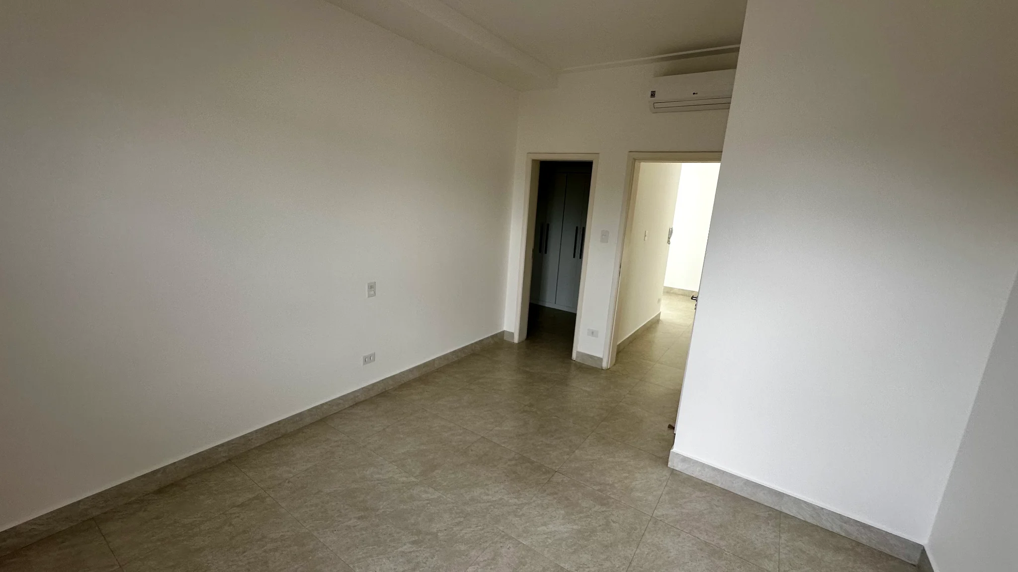 Casa para locação com 4 dormitórios no Campos do Conde II em Tremembé/SP. 