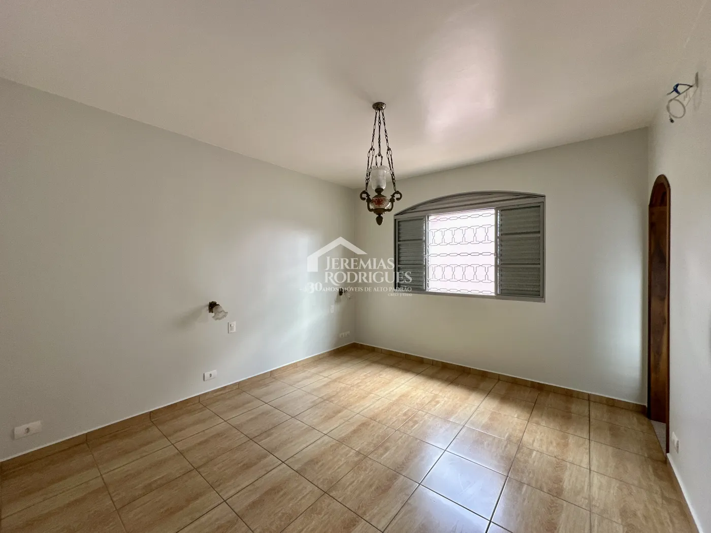 Casa para locação com 3 dormitórios no bairro Jardim Garcez em Taubaté/SP. 