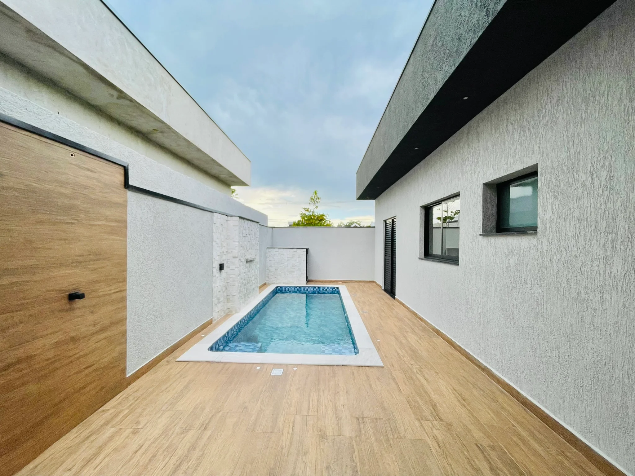 Casa à venda com 3 suítes no Condomínio Ouro Ville em Taubaté/SP. 