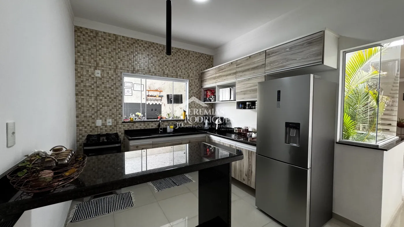 Casa à venda com 4 dormitórios no Condomínio Village do Sol em Pindamonhangaba/SP.