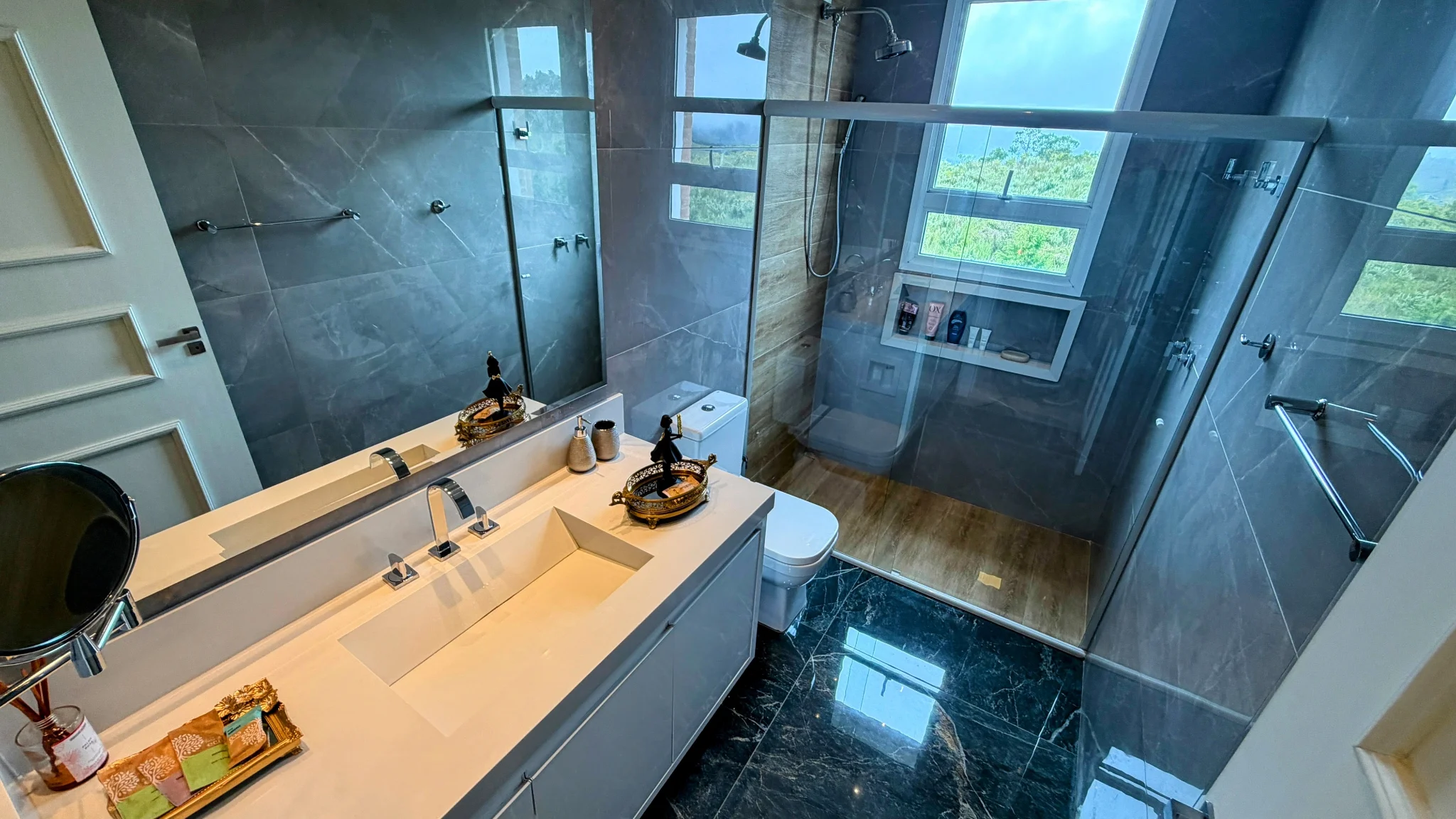 Casa à venda com 4 suítes no  Condomínio Iporanga em Campos do Jordão/SP. 