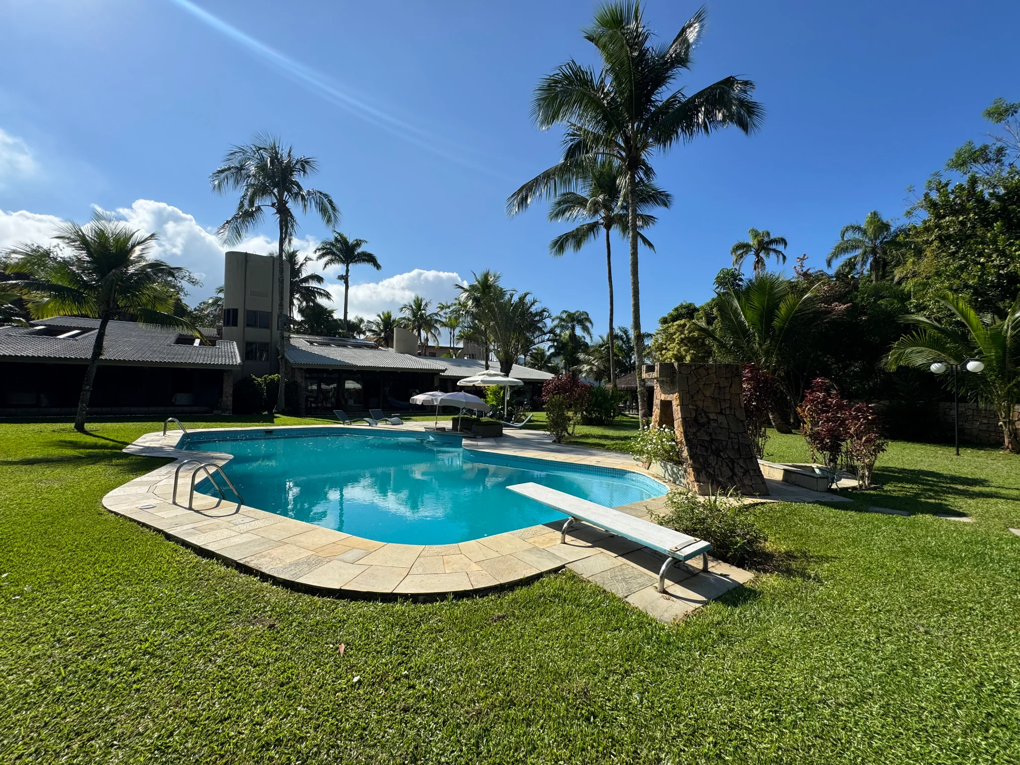 Casa á venda com 5 suítes, pé na areia no Condomínio Domingas Dias em Ubatuba/SP.