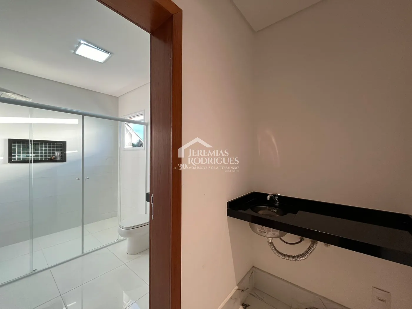 Casa assobradada à venda com 4 dormitórios no Condomínio Residencial Eldorado, em Tremembé/SP.