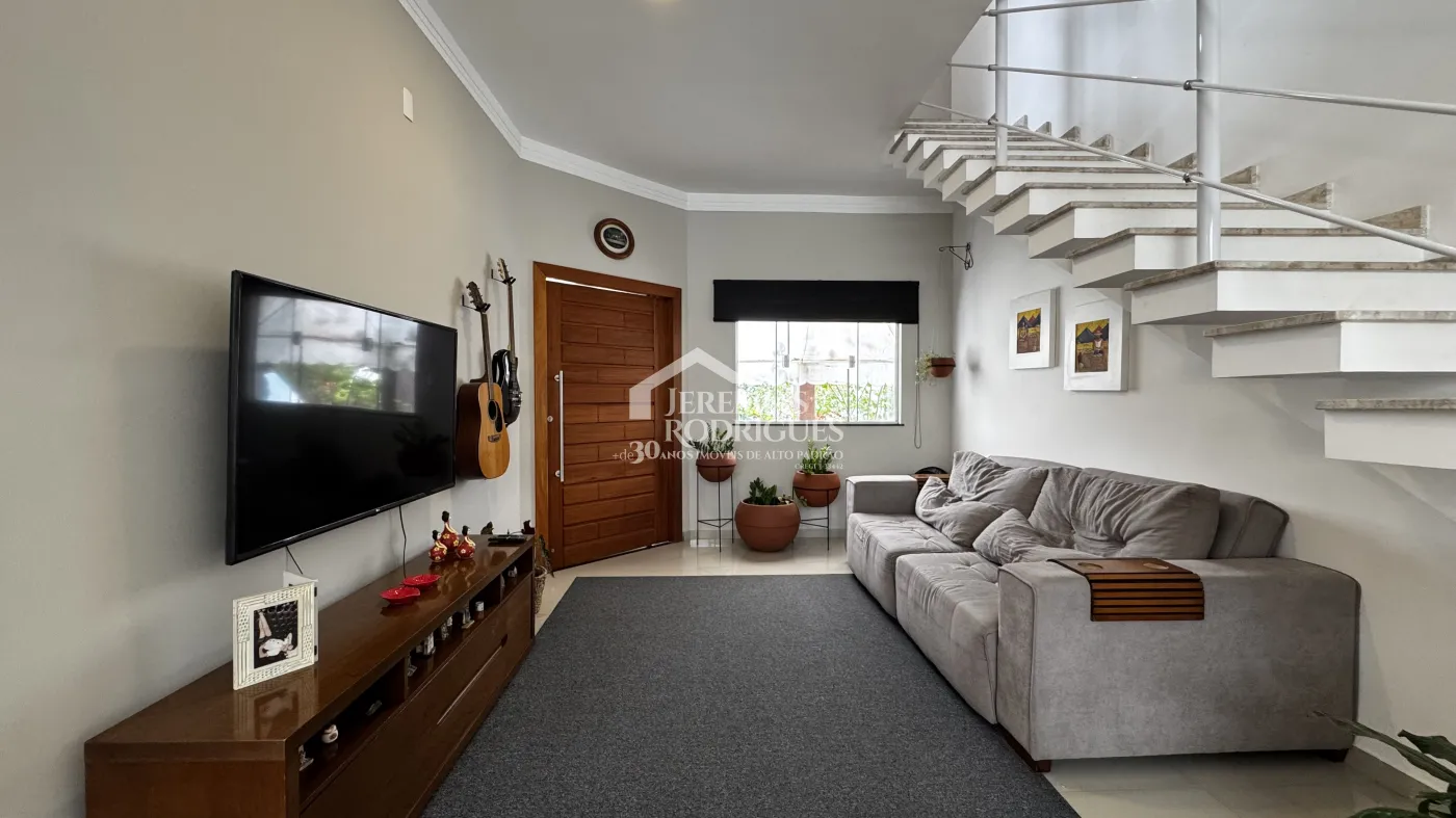 Casa à venda com 4 dormitórios no Condomínio Village do Sol em Pindamonhangaba/SP.