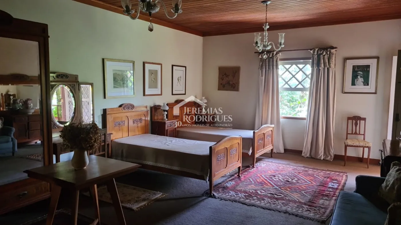 Casa à venda com 4 suítes no bairro Descansópolis em Campos do Jordão/SP.