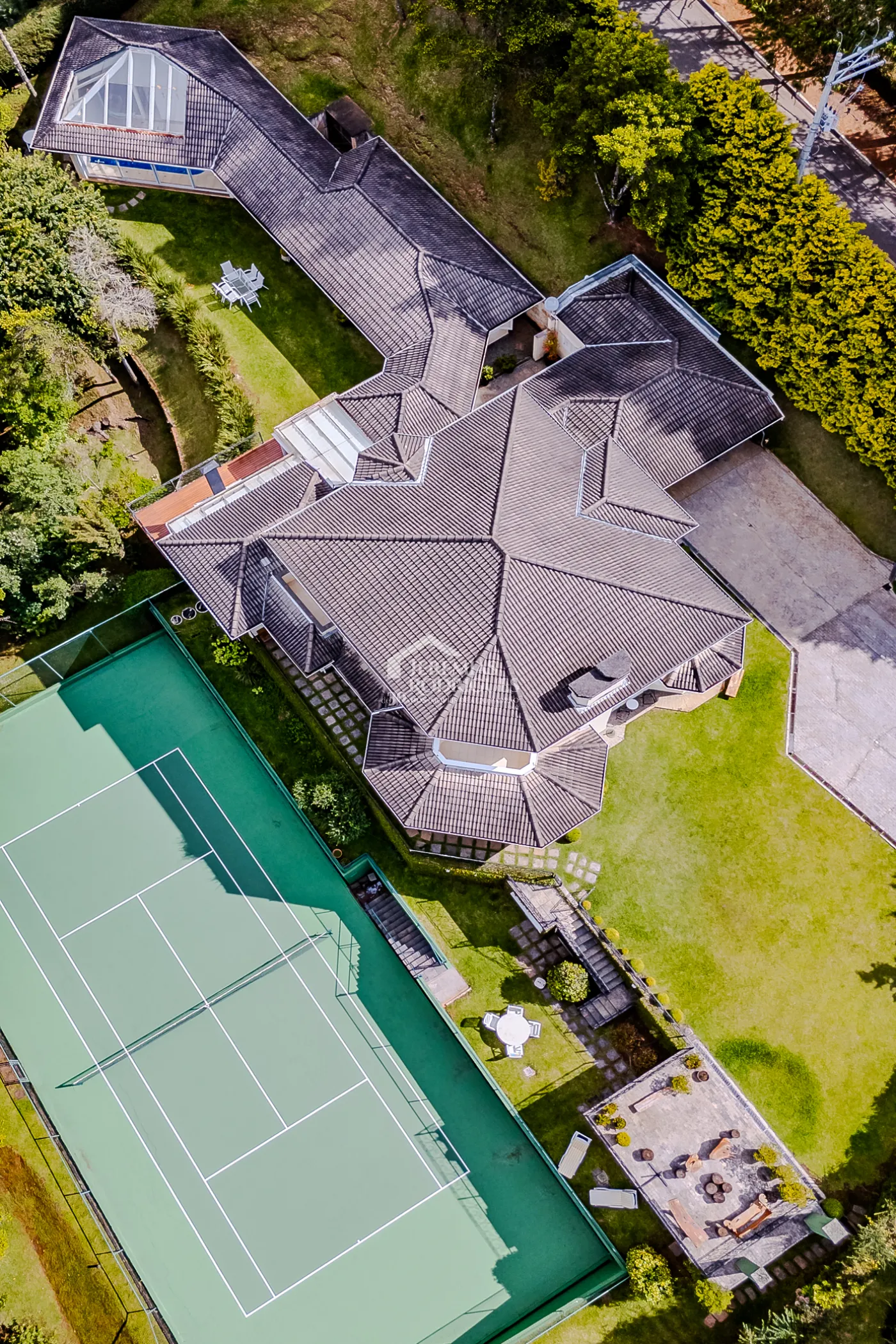 Casa com 6 suítes, 700 m² - Condomínio Vila Simonsen - Campos do Jordão/SP.