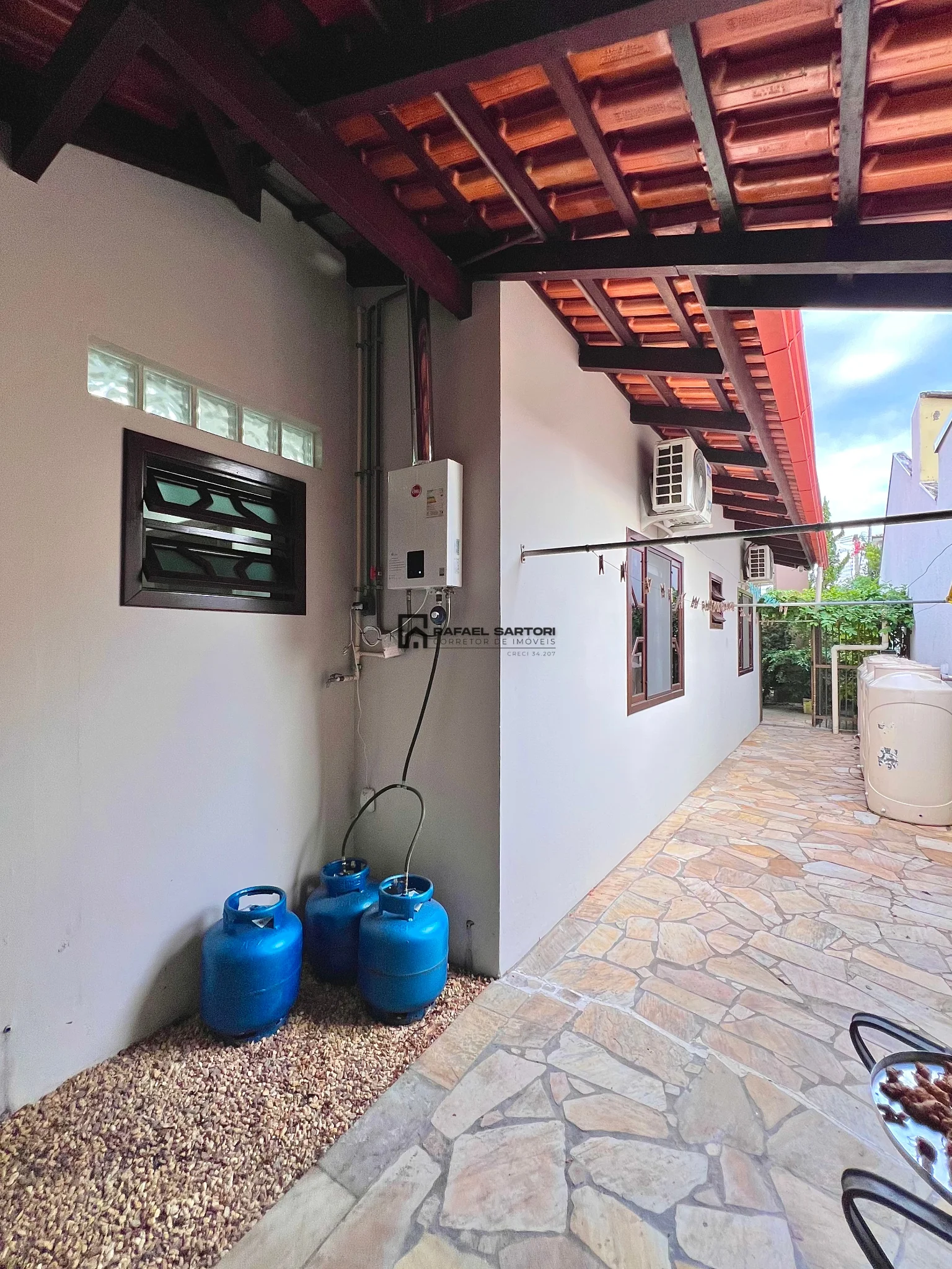 CASA COM 04 QUARTOS BAIRRO AMIZADE