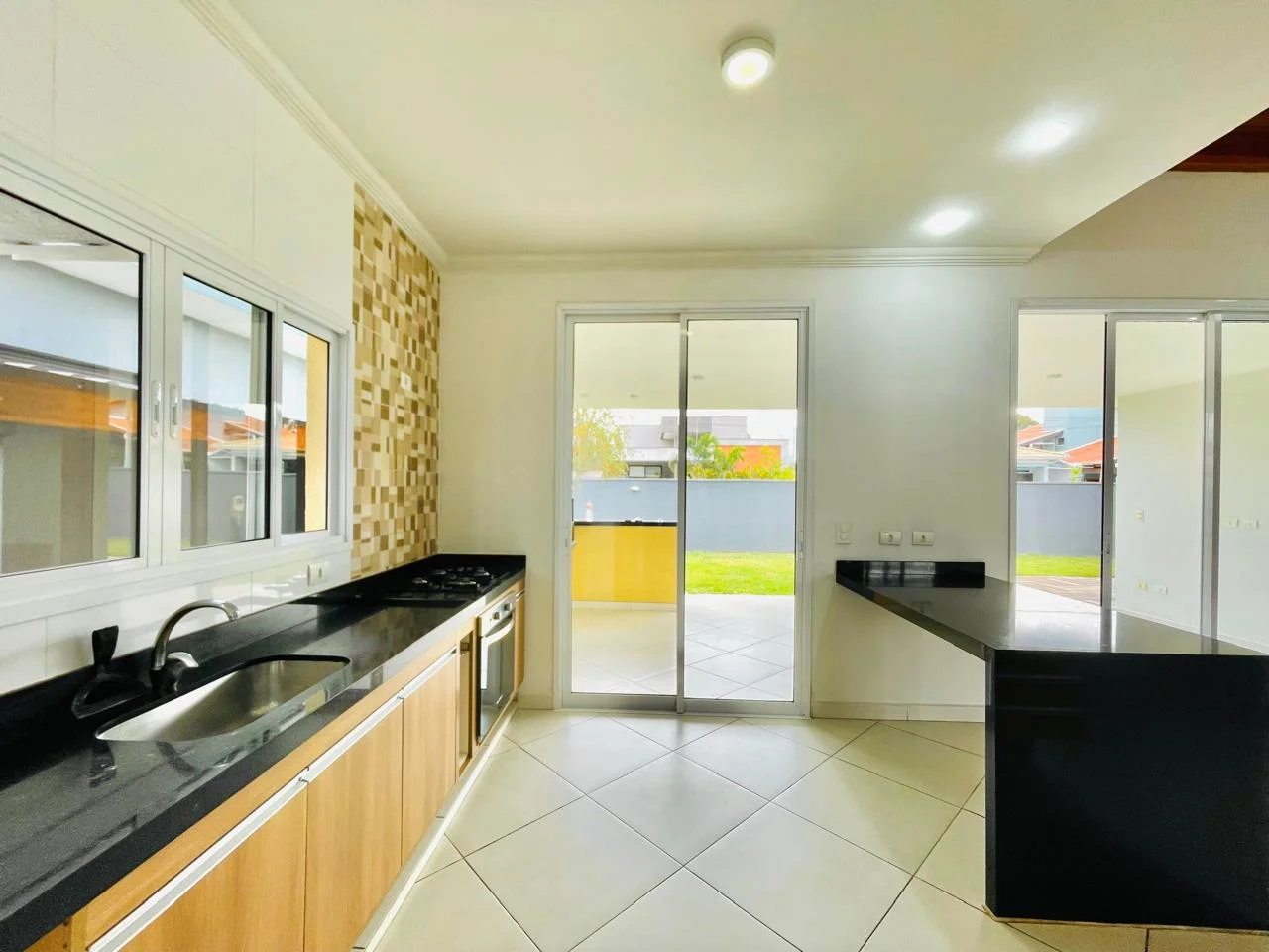 Casa para locação e venda no Condomínio Real Ville em Pindamonhangaba/SP.