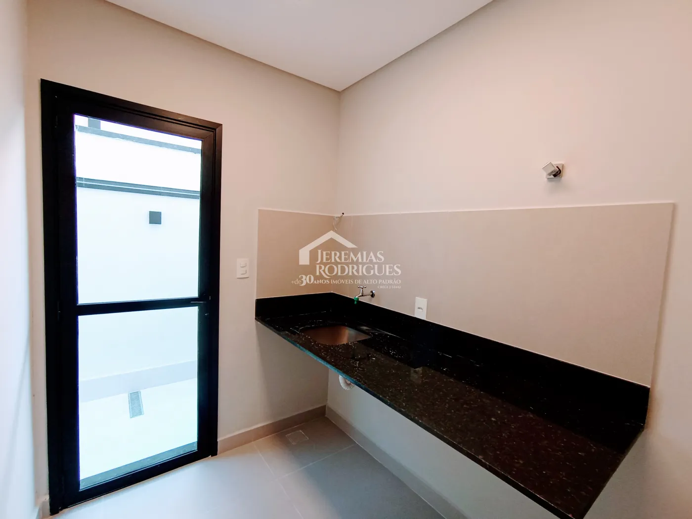 Casa à venda com 3 dormitórios no Condomínio Malibu em Caçapava/SP.