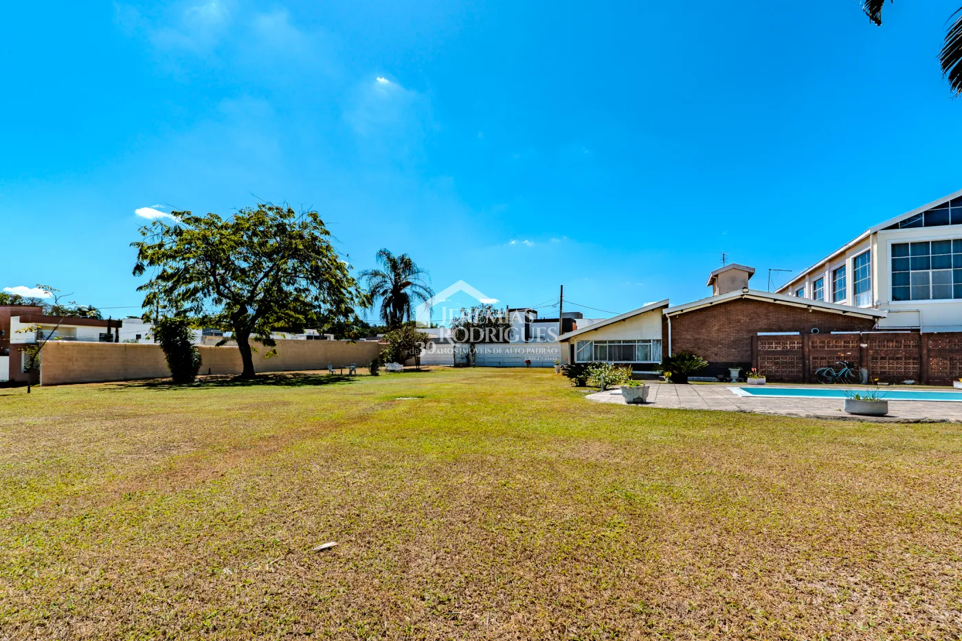 A Imobiliária Jeremias Rodrigues Imóveis de Alto Padrão disponibiliza para venda essa casa no Condomínio Morada do Visconde em Tremembé/SP.