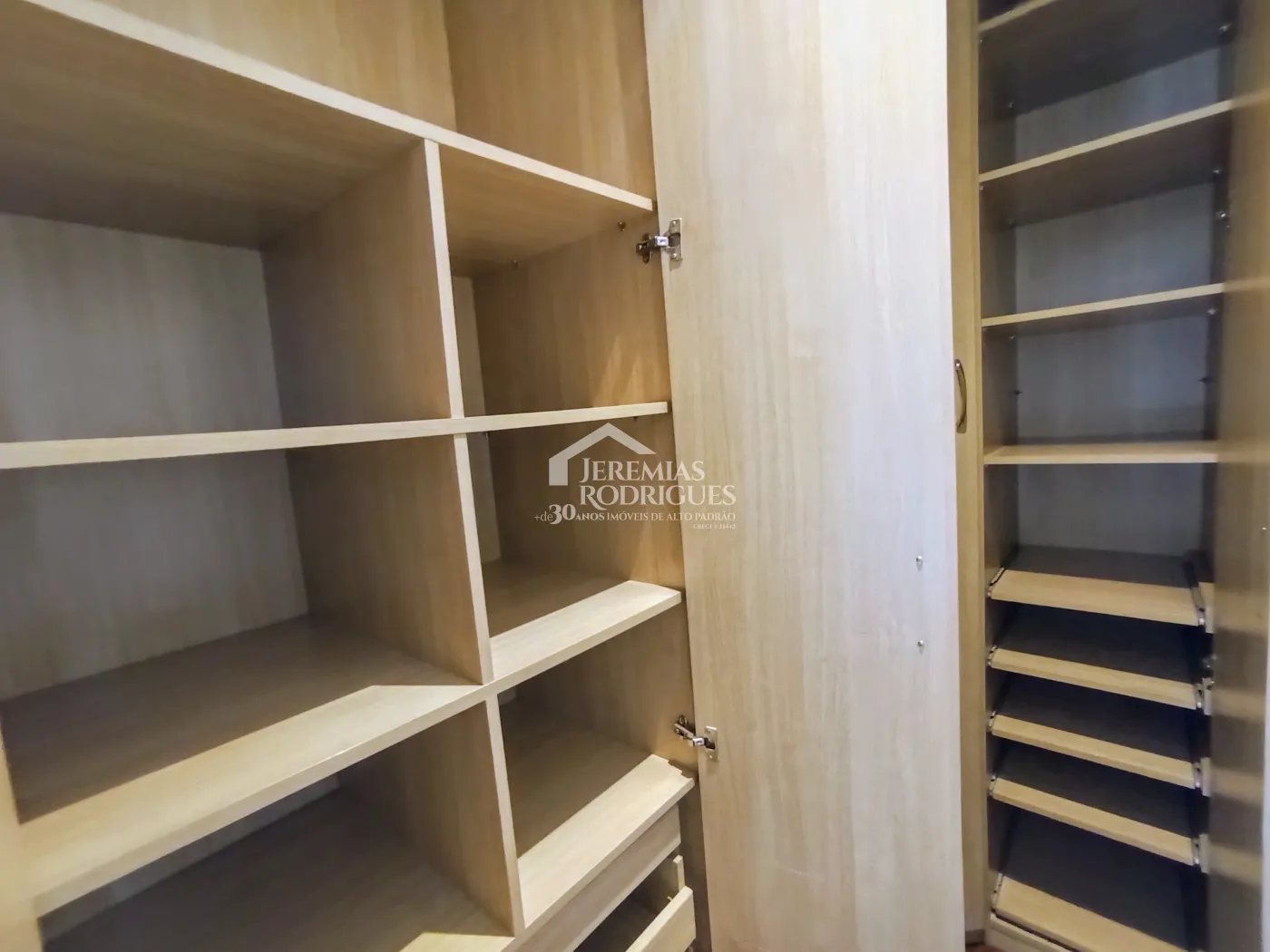 Casa à venda e locação com 4 suítes no Condomínio Colonial Village I em Pindamonhangaba/SP.