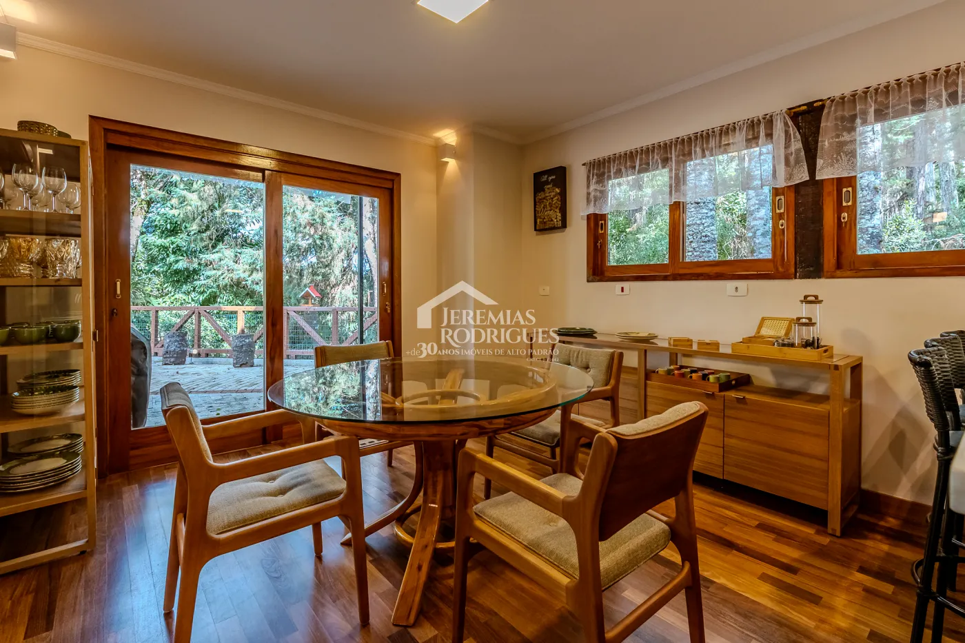 Casa à venda com 3 suítes no Condomínio Reserva Figueiredo em Campos do Jordão/SP.