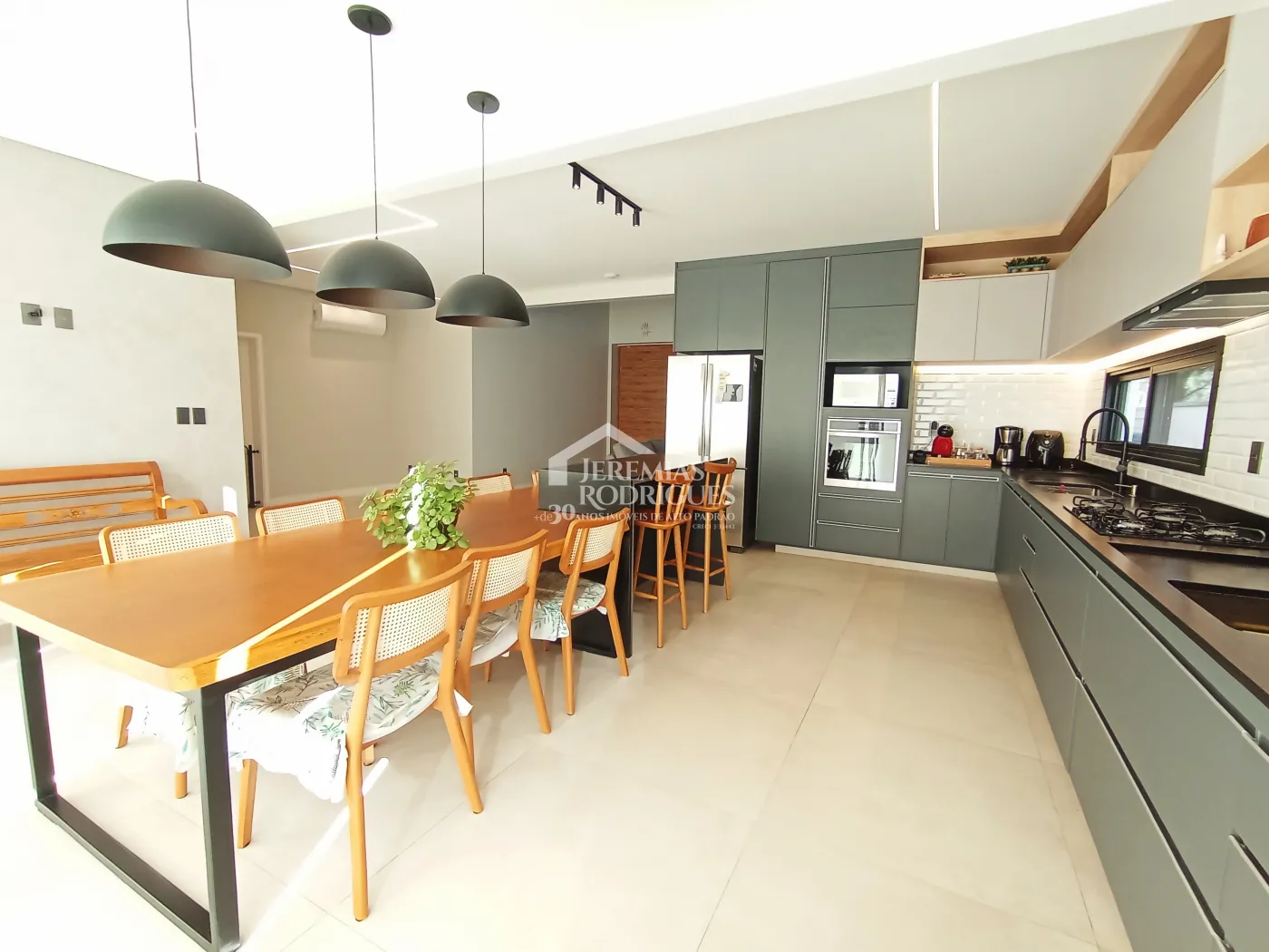 Casa à venda com 5 dormitórios no Condomínio Reserva dos Lagos em Pindamonhangaba/SP.