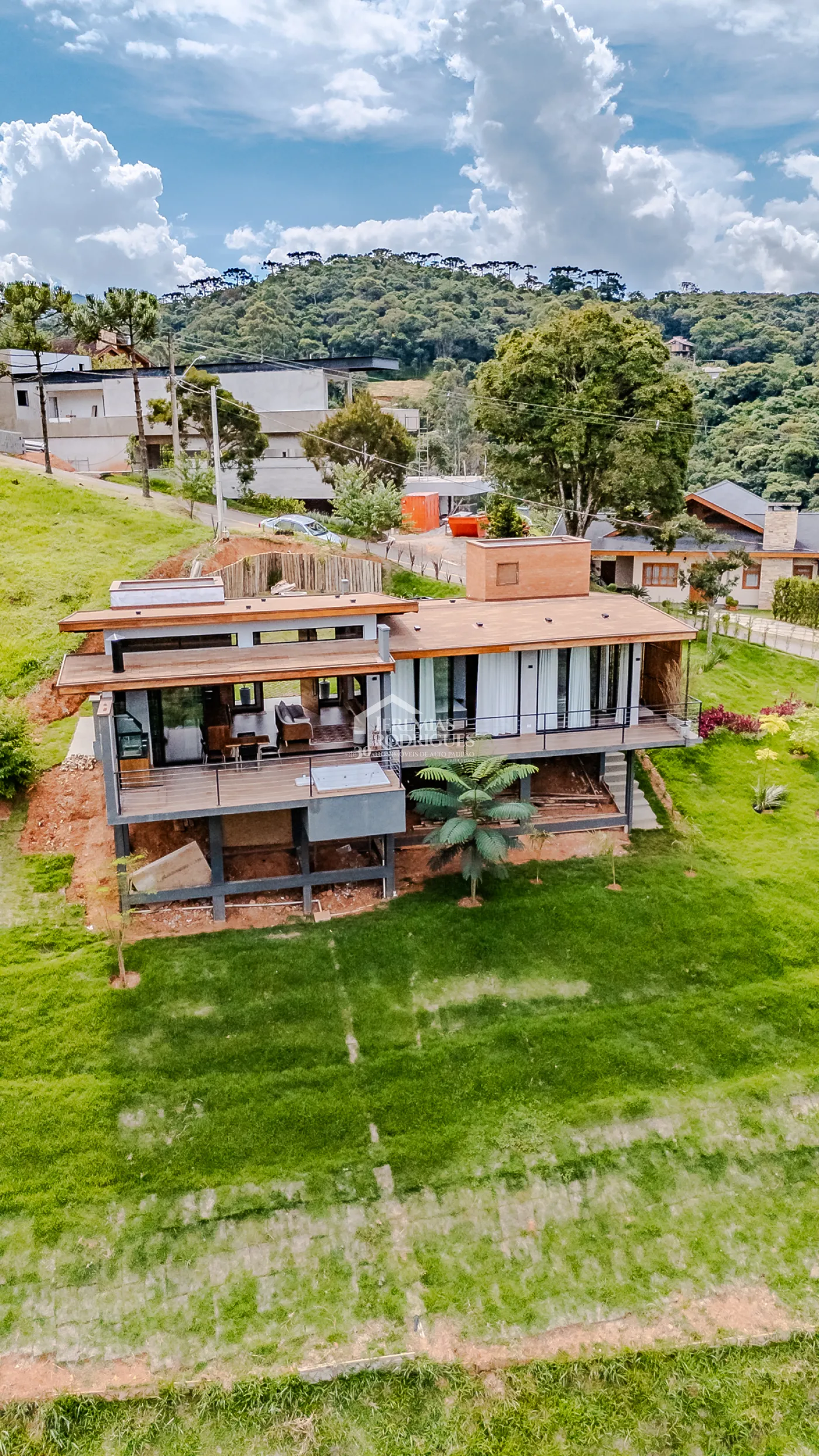Casa à venda térrea com 2 suítes no Condomínio Parque da Mantiqueira em Santo Antônio do Pinhal/SP.