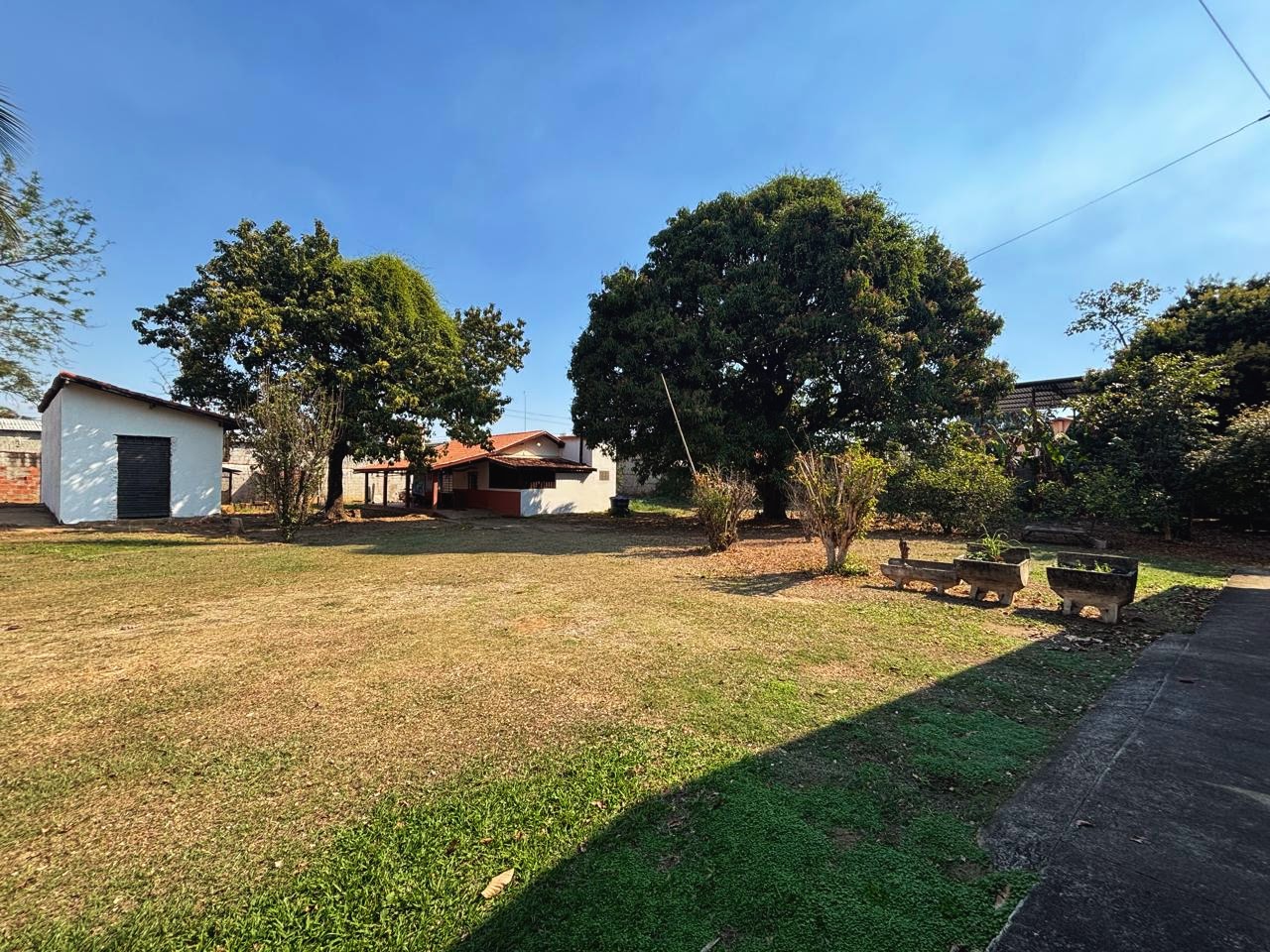 Chácara para venda e locação com 3 dormitórios no bairro Santana em Pindamonhangaba/SP.