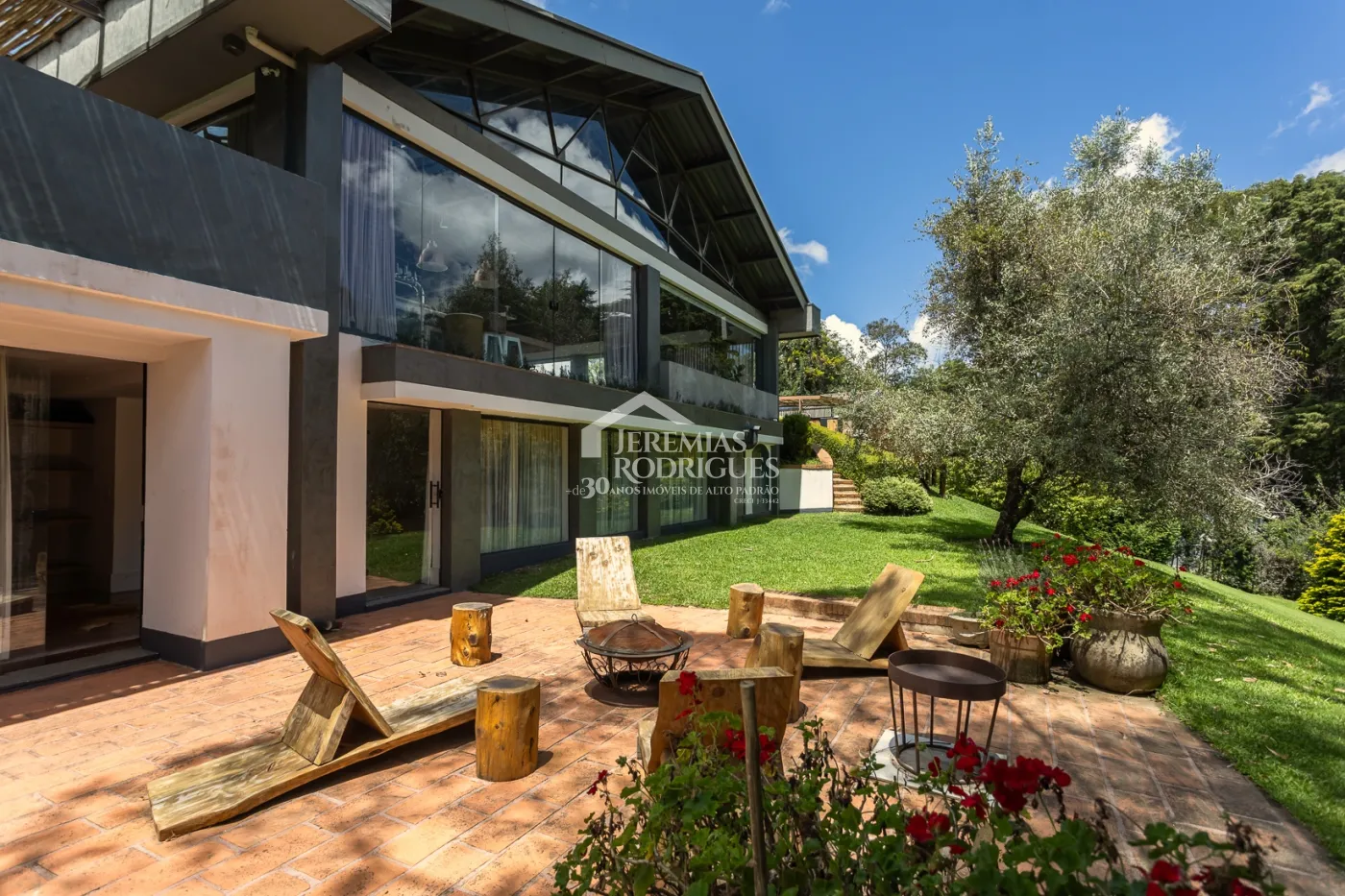 Casa na montanha para venda com 8 suítes no bairro Jardim Belvedere em Campos do Jordão/SP