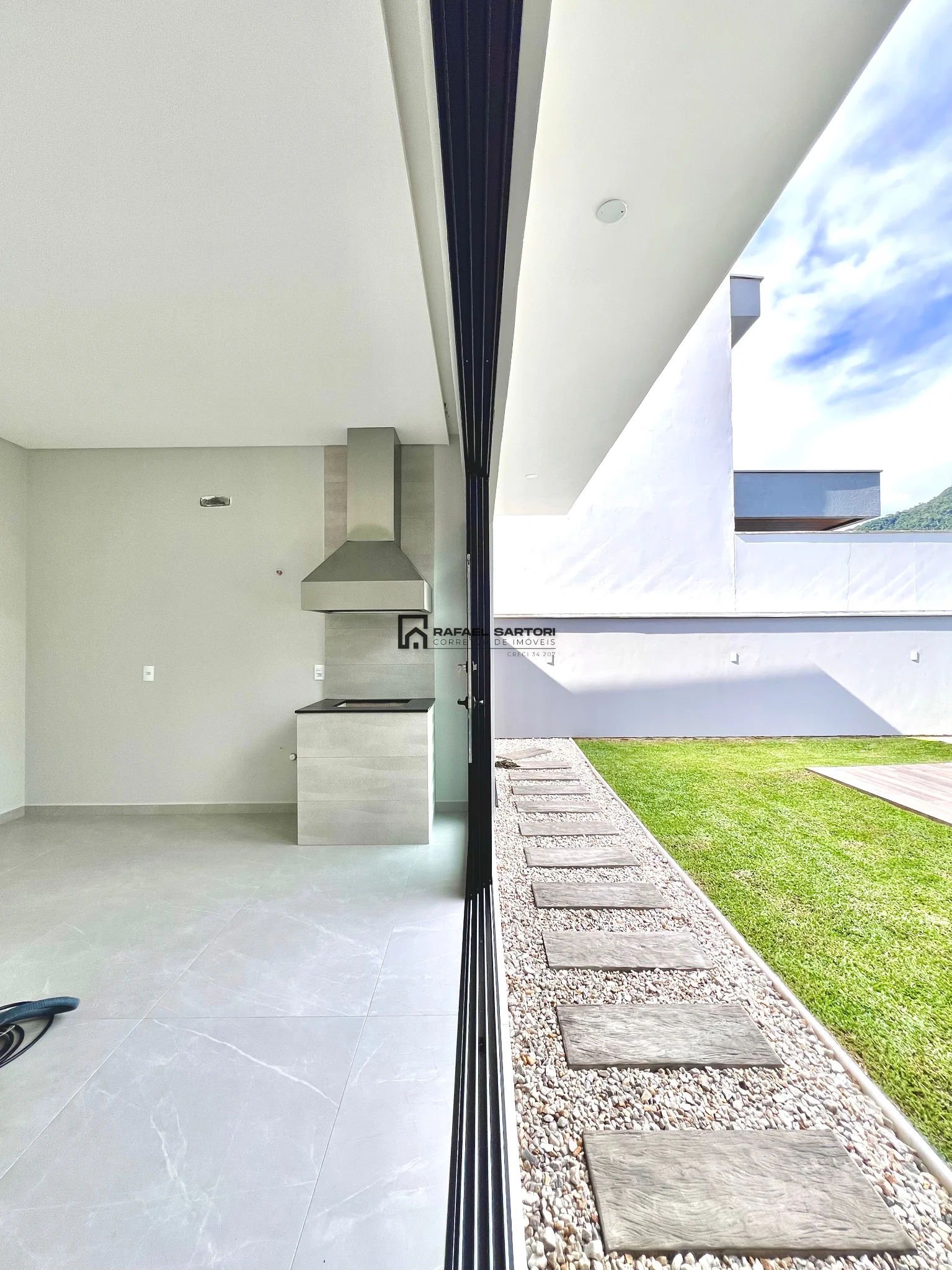 CASA NOVA COM 04 QUARTOS NO AMIZADE