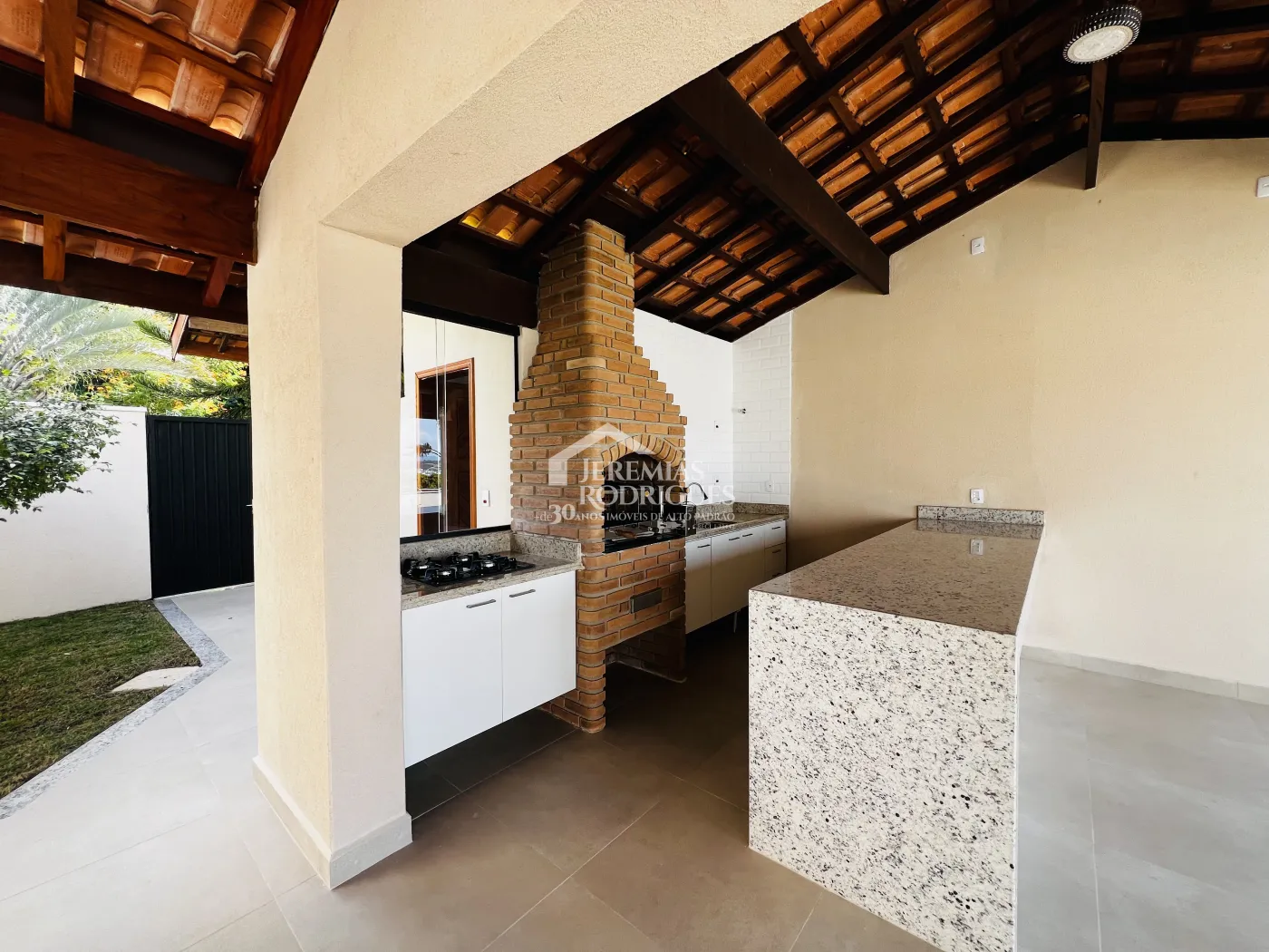 Casa para venda e locação com 4 suítes no Condomínio Chácaras Cataguá em Taubaté/SP