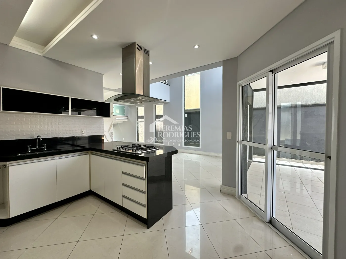 Sobrado com 3 dormitórios, 302 m2 - Condomínio Campos do Conde II - Tremembé/SP.