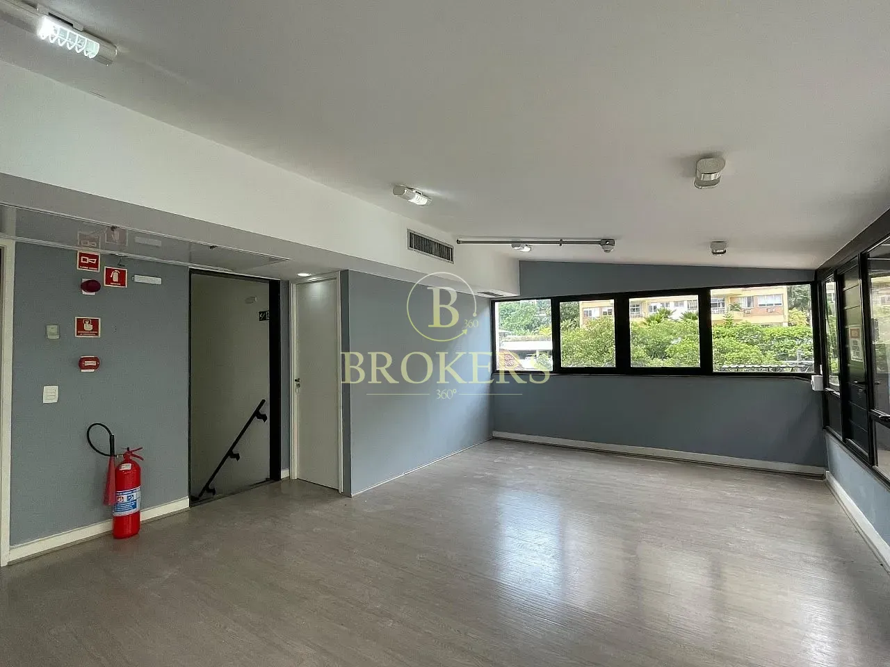 Prédio corporativo independente com 4 pavimentos em Botafogo