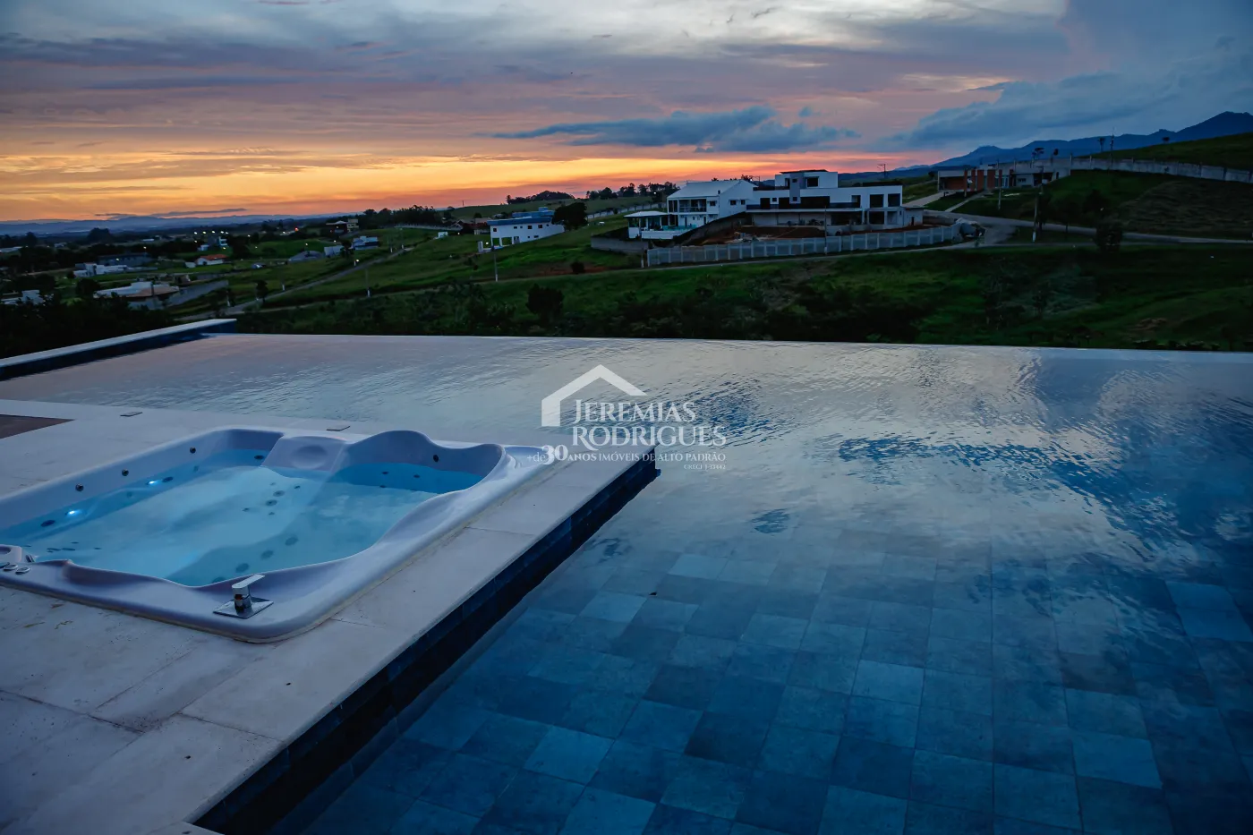 Casa com 3 suítes, 611 m² - Condomínio Village da Serra - Tremembé/SP