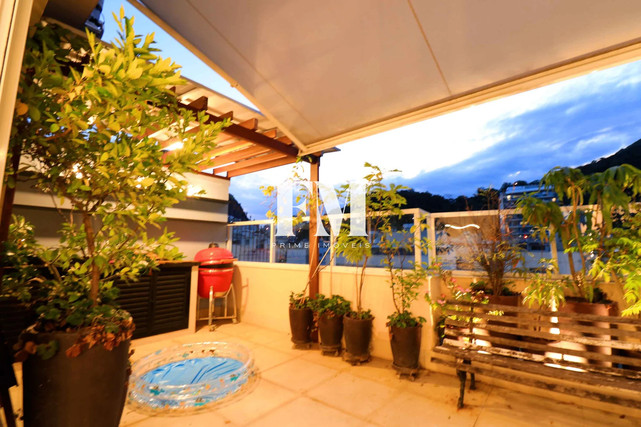 Cobertura modernizada à venda na Rua Barata Ribeiro - Copacabana. 4 quartos, terraço gourmet, vista